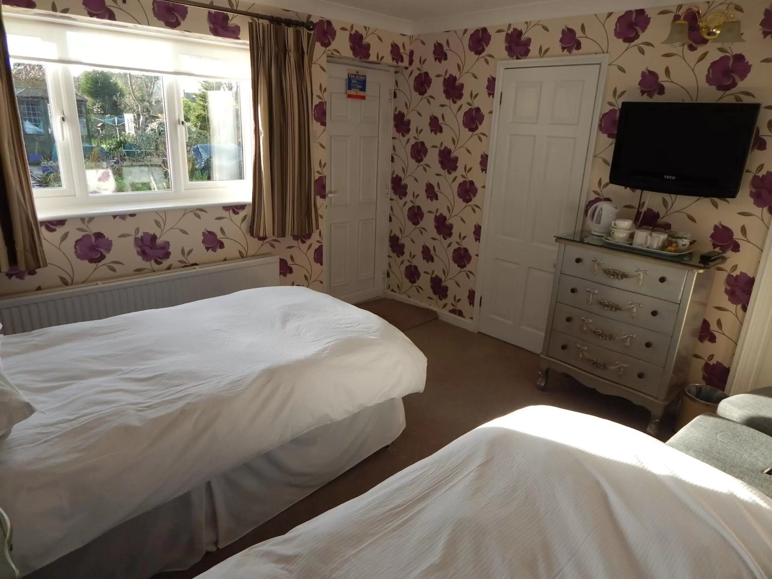 Photo of the whole room, Bed in Fairlight Lodge