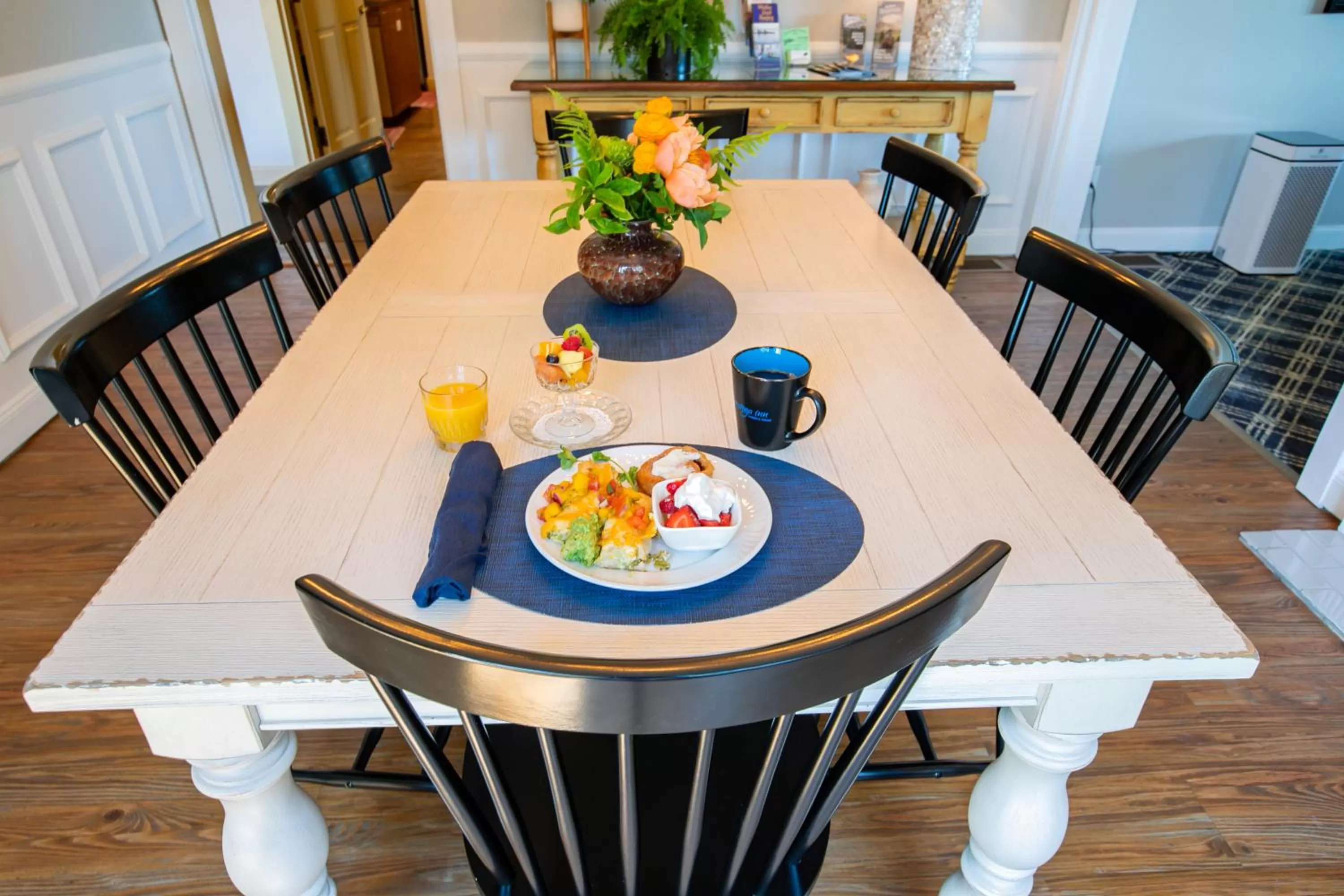 Dining area in Saratoga Inn
