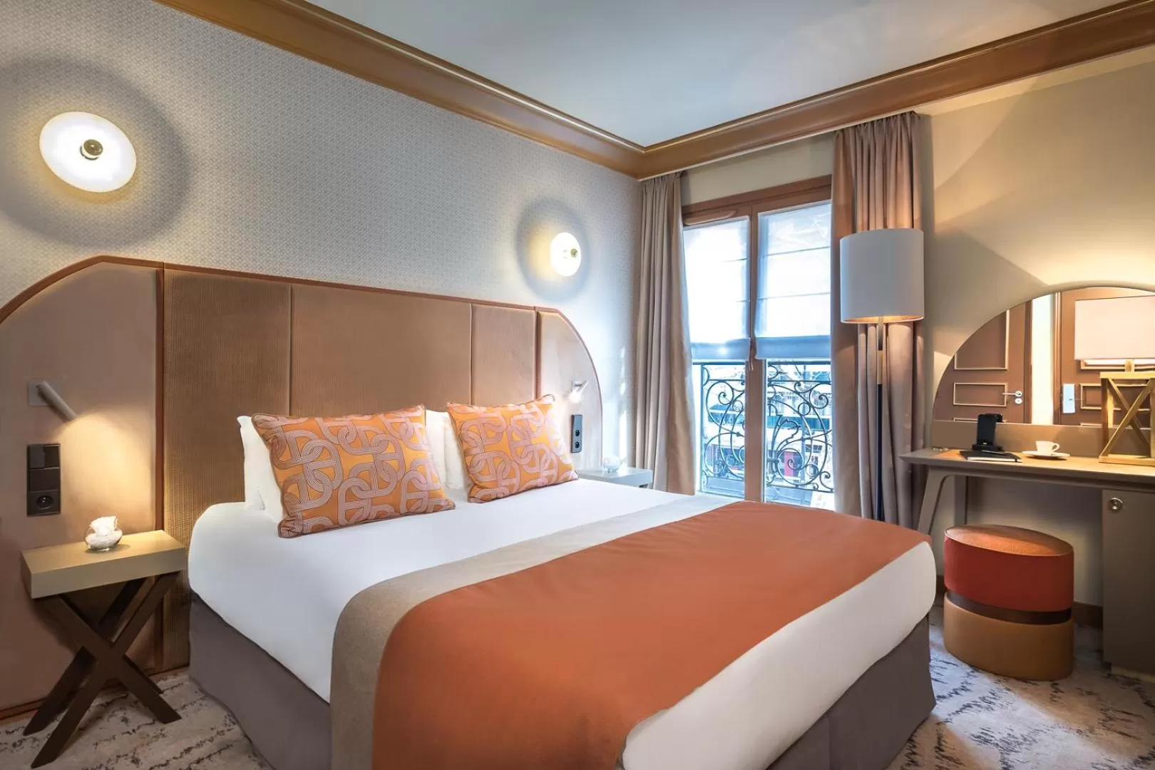 Photo of the whole room, Bed in Hôtel le Derby Alma by Inwood Hotels