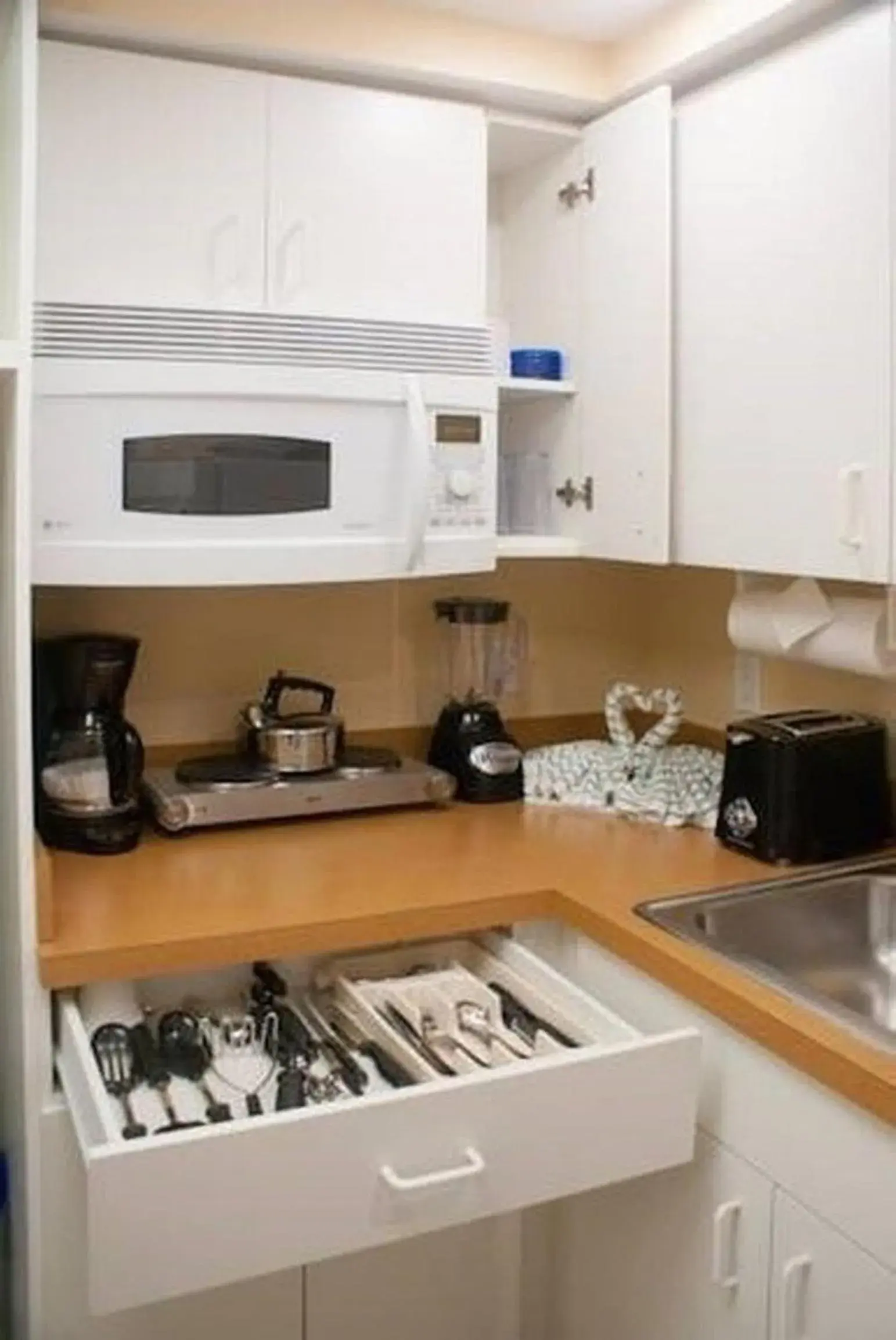 Coffee/tea facilities, Kitchen/Kitchenette in Vacation Village at Parkway