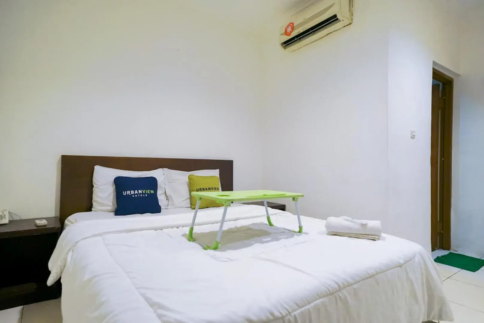 Bedroom, Bed in Urbanview Hotel Bes Mangga Besar