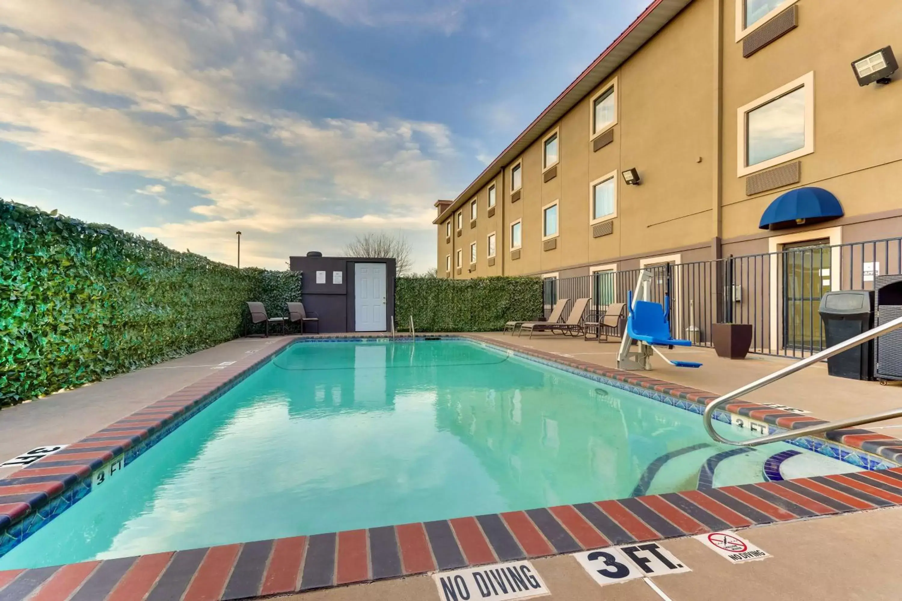 Swimming Pool in Best Western PLUS University Inn & Suites