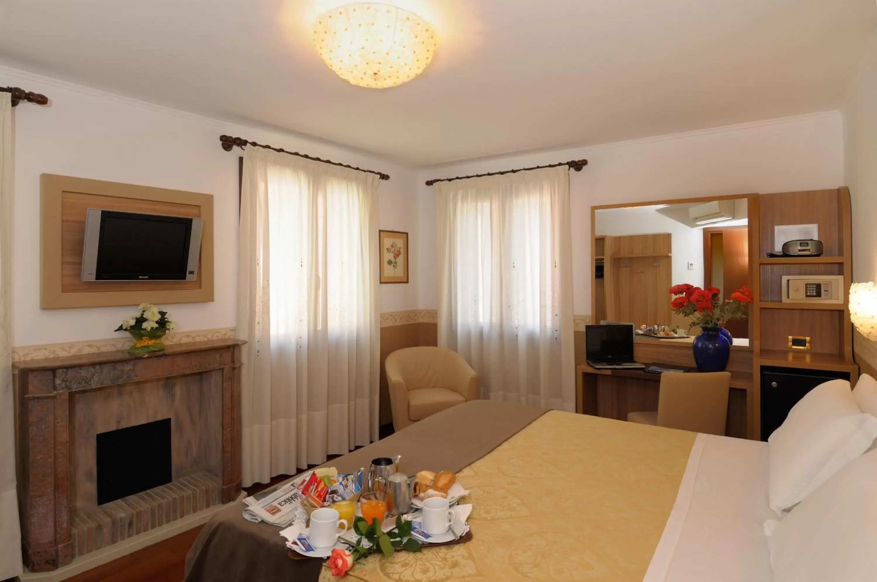 Bed, Dining Area in UNAHOTELS Ala Venezia-Adults 16