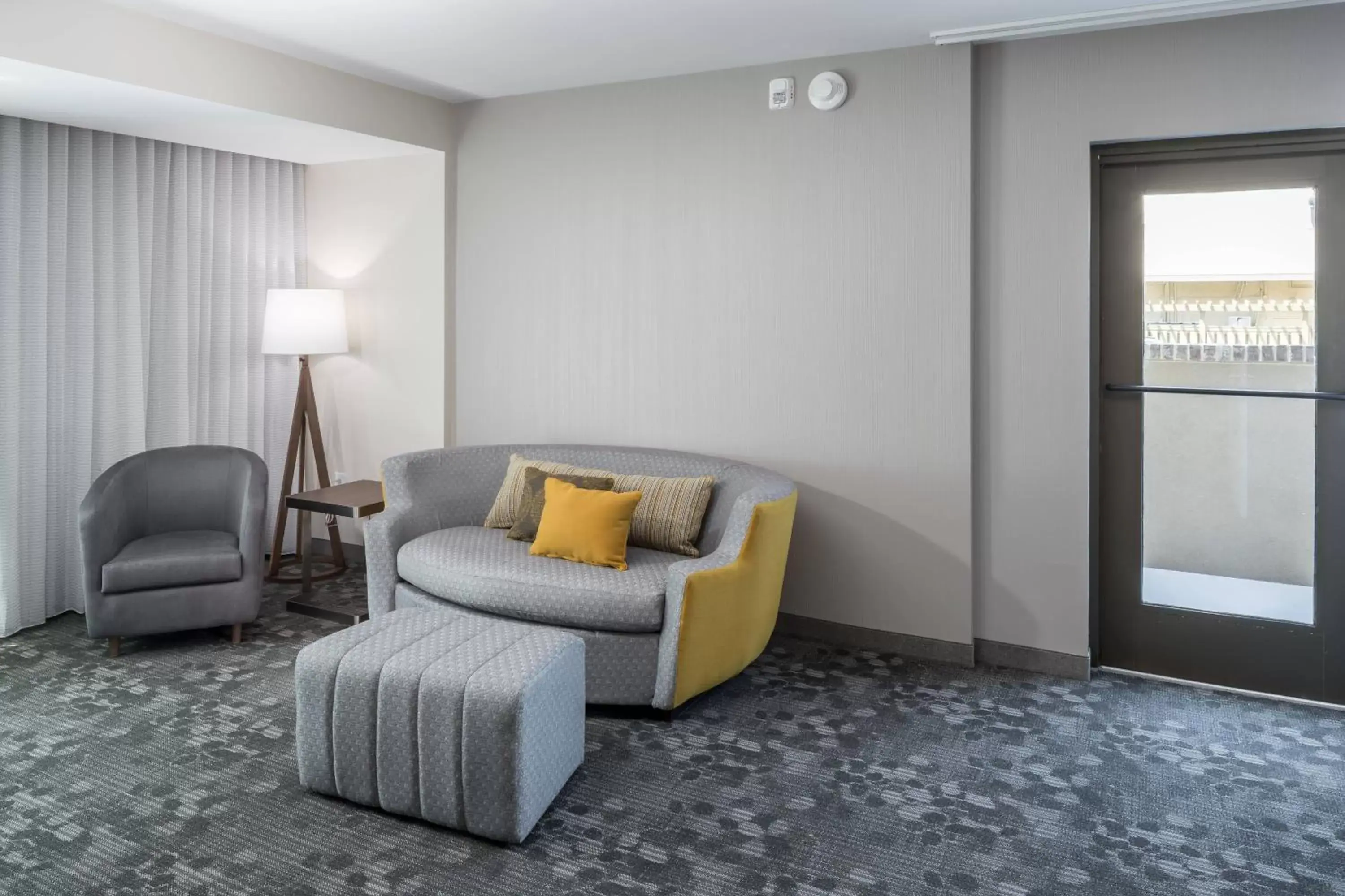 Photo of the whole room, Seating Area in Courtyard by Marriott Hilton Head Island