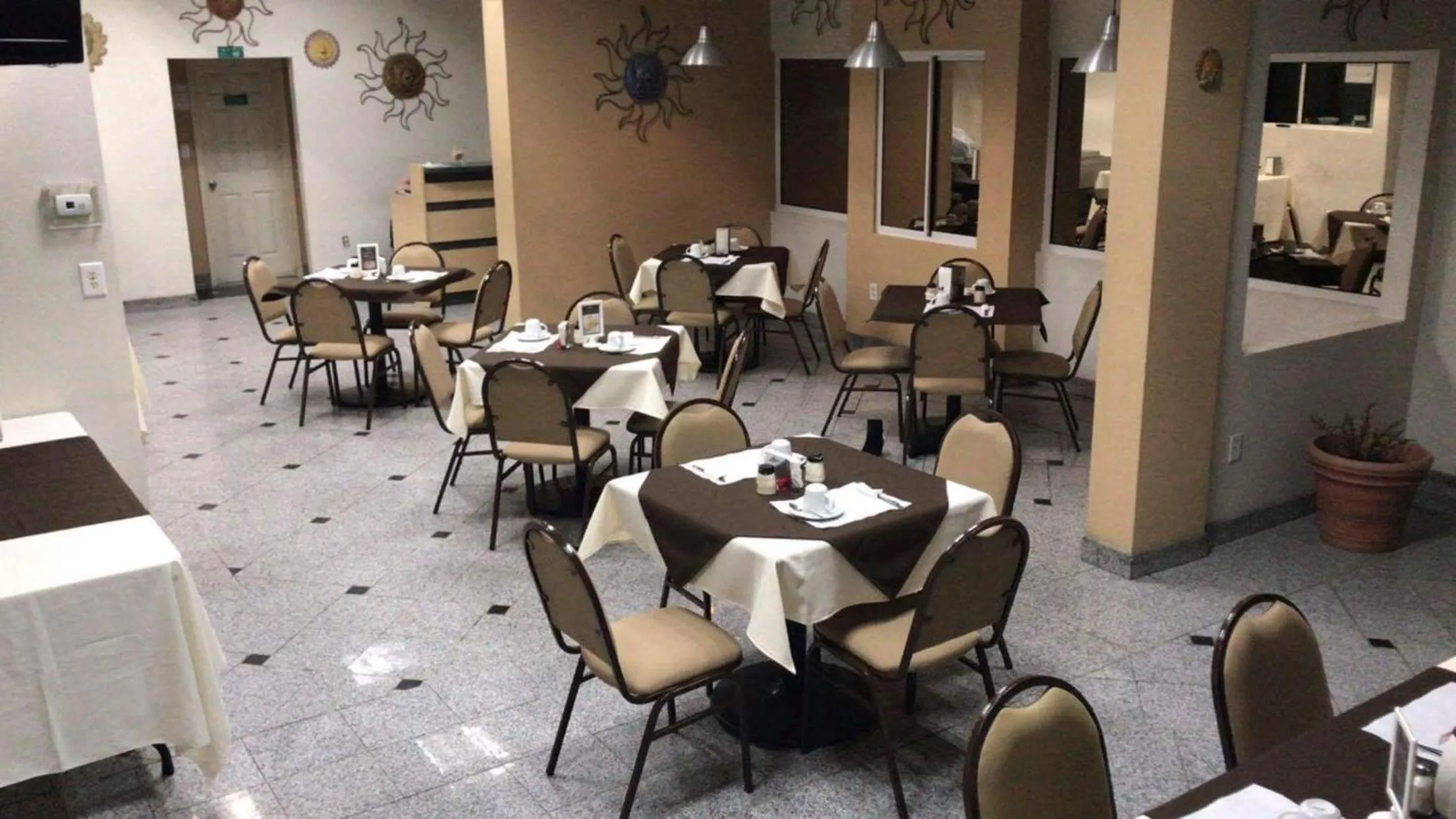 Restaurant/places to eat in R INN de TIJUANA