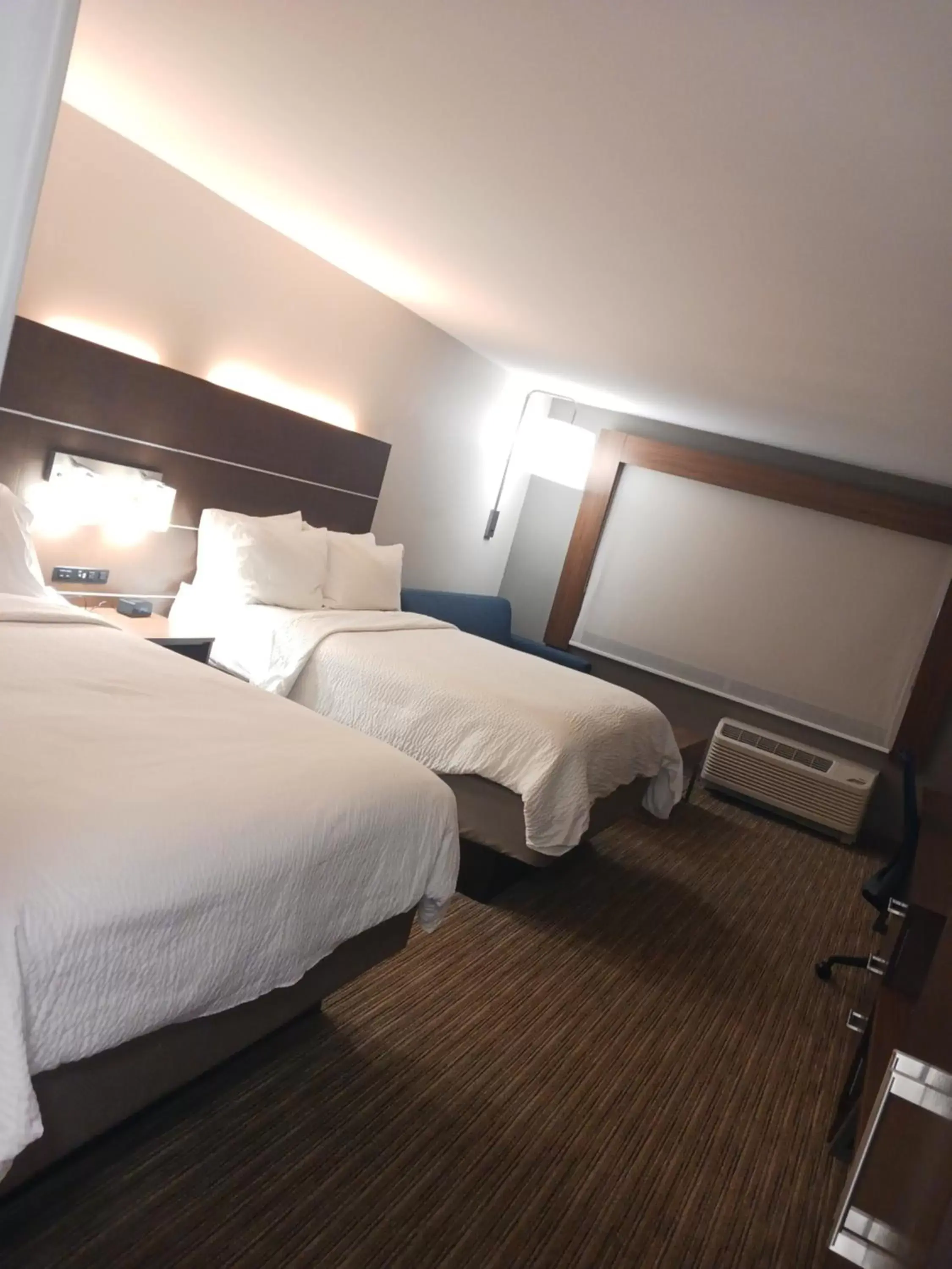 Bed in Holiday Inn Express & Suites Gainesville - Lake Lanier Area, an IHG Hotel