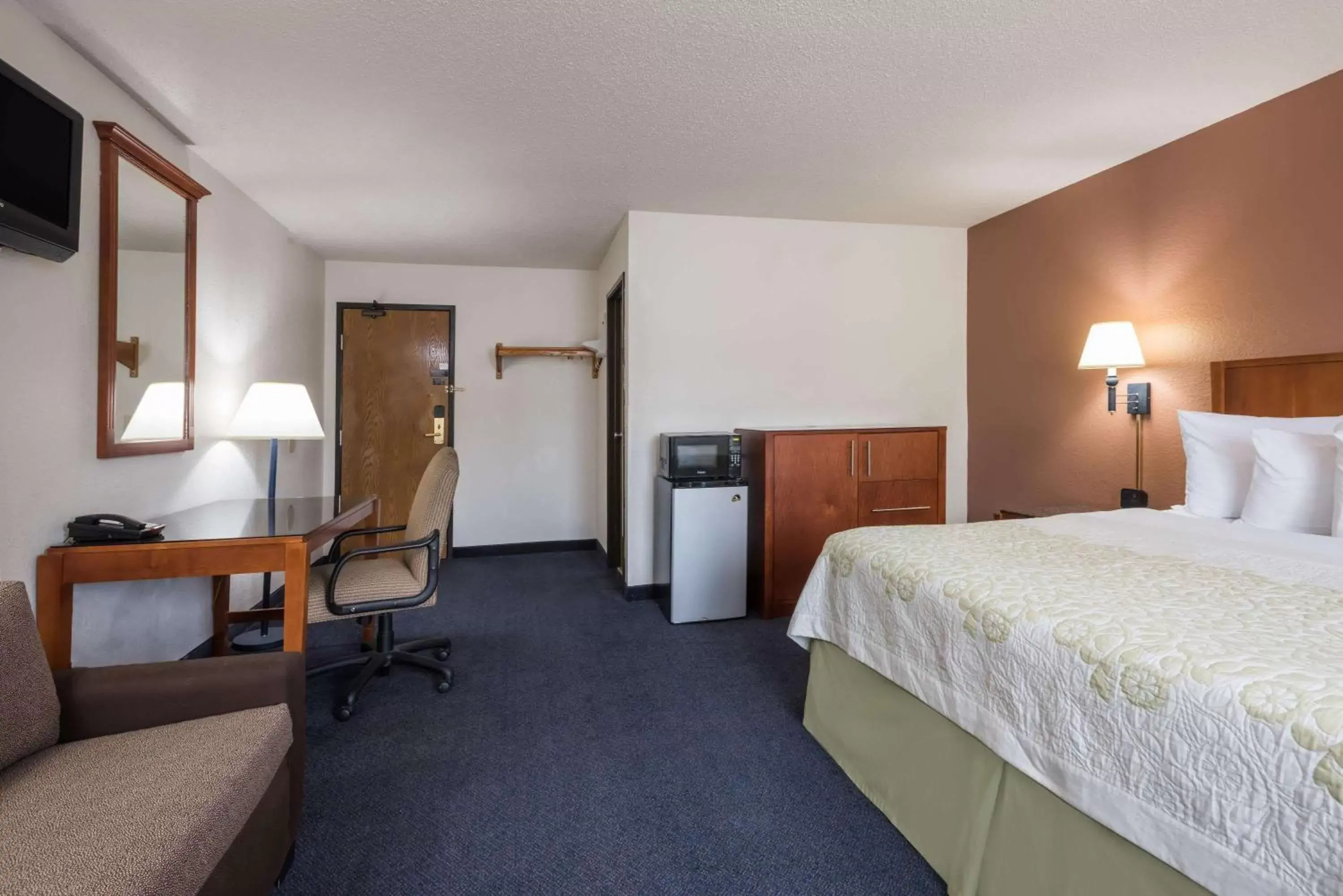 Photo of the whole room, Bed in Days Inn by Wyndham Greenfield