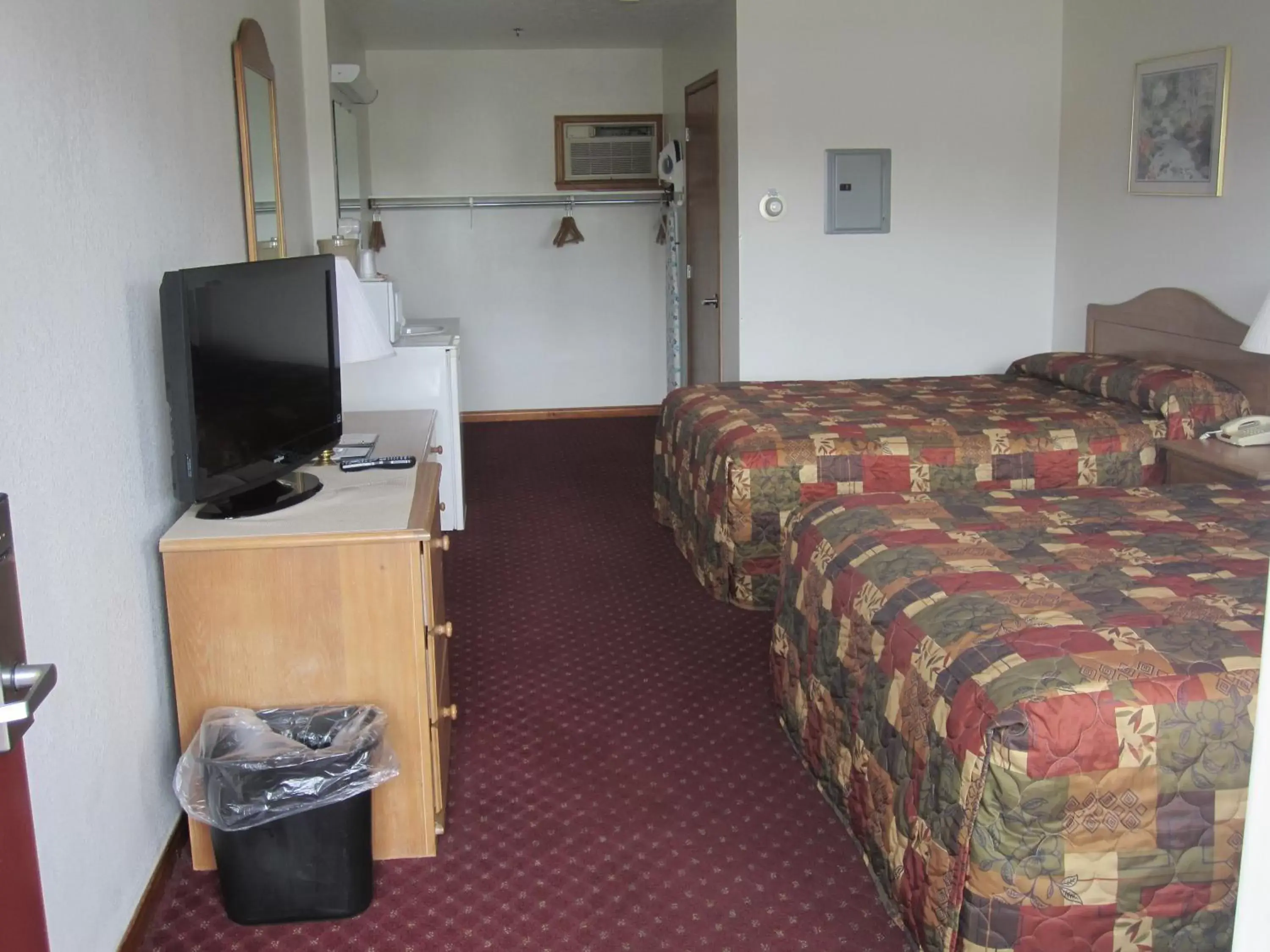 Bedroom, TV/Entertainment Center in Bishops Country Inn Motel