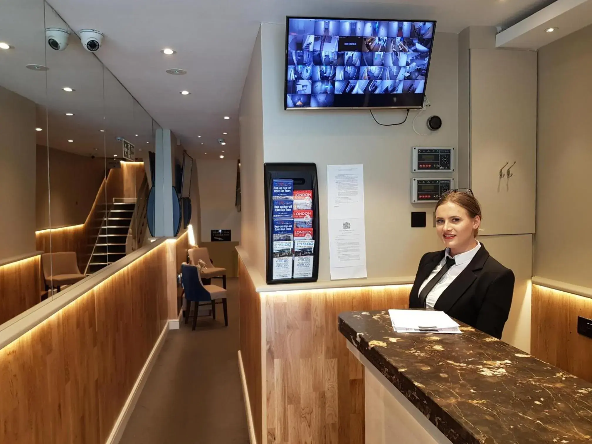Staff, Lobby/Reception in Ascot Hyde Park Hotel