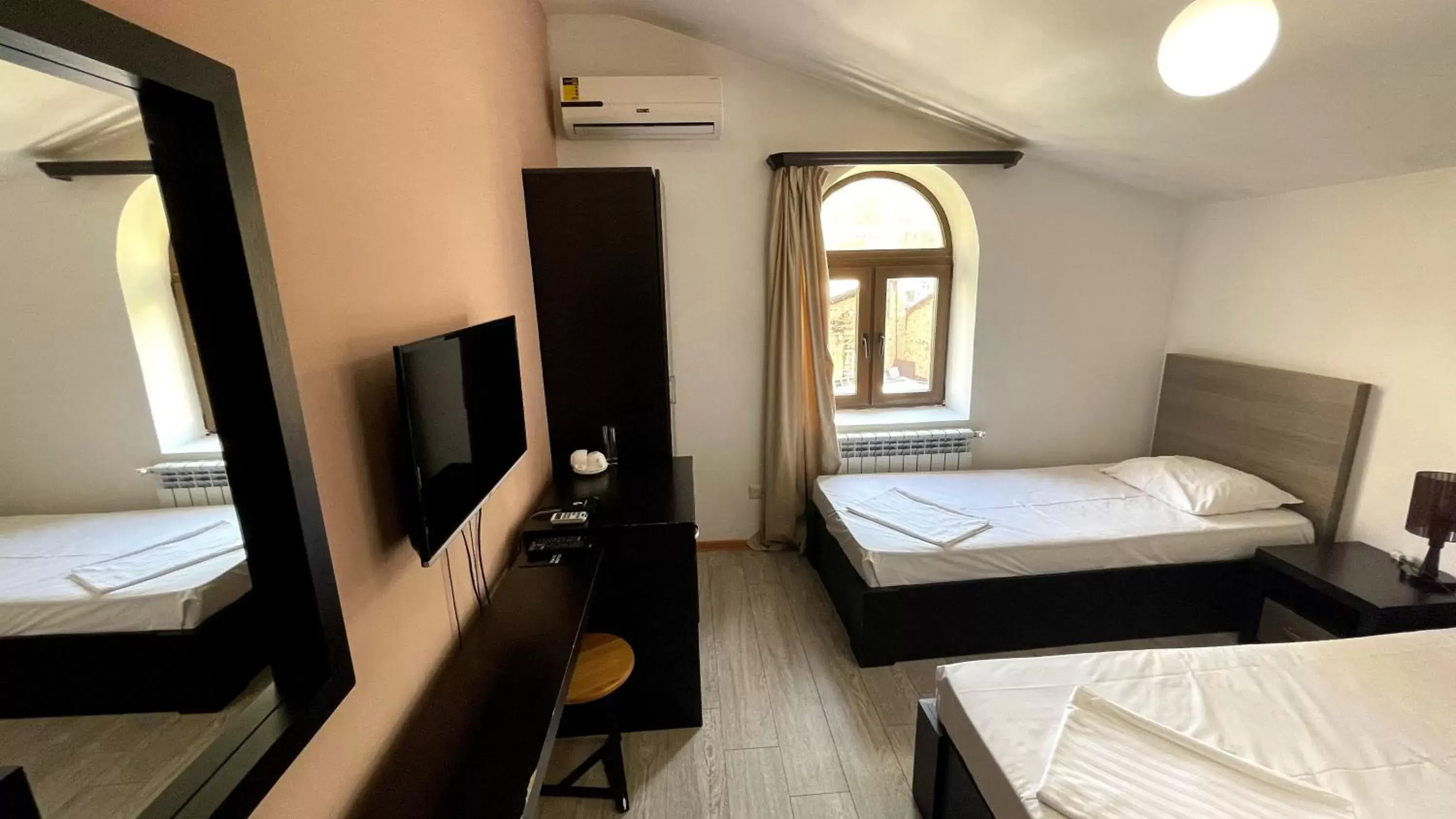 Budget Twin Room in City Centre Hotel By Picnic Budget Twin Room in City Centre Hotel By Picnic