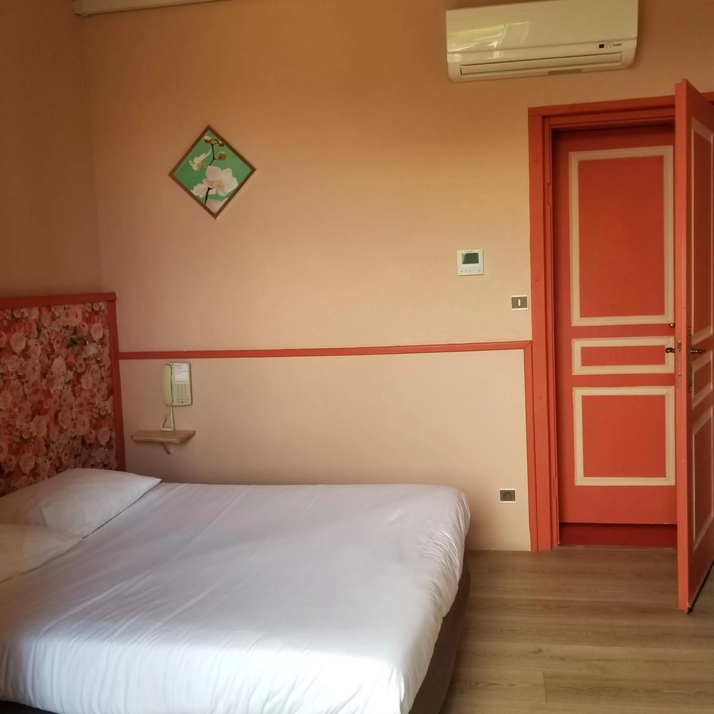 Bedroom, Bed in Logis hôtel du terreau