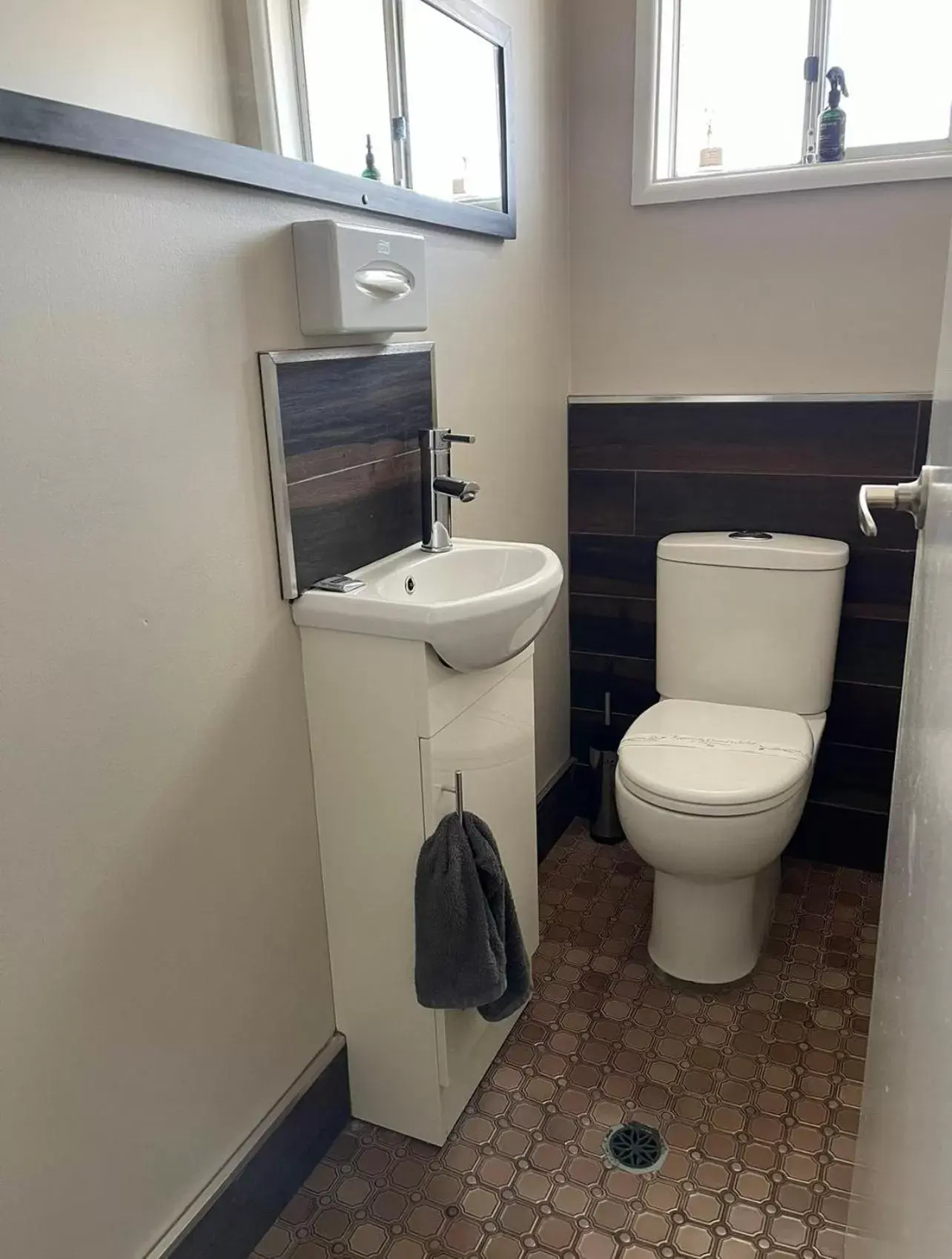 Bathroom in Country Leisure Motor Inn
