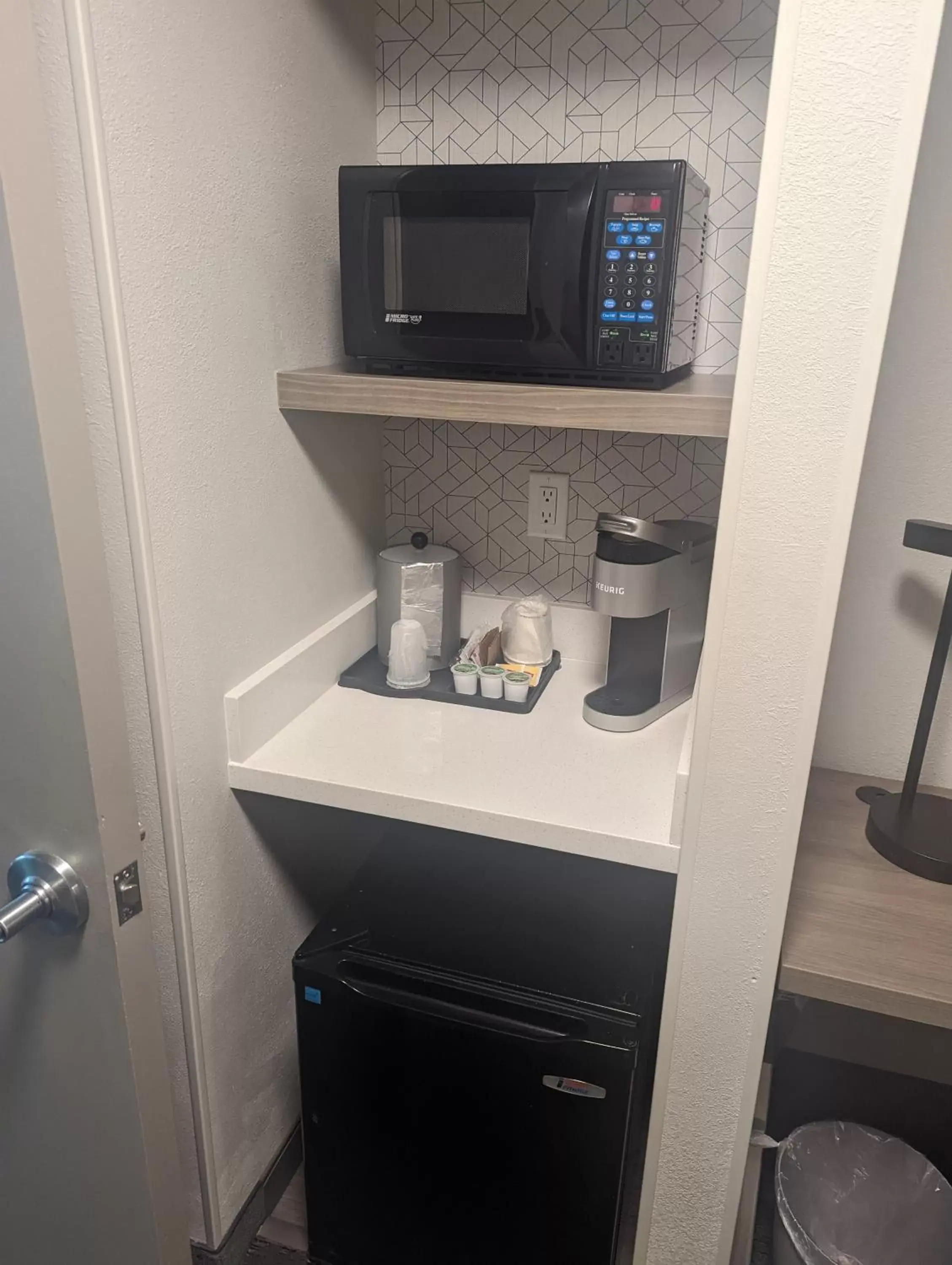 Coffee/tea facilities, Kitchen/Kitchenette in Holiday Inn Express & Suites Salt Lake City N - Bountiful