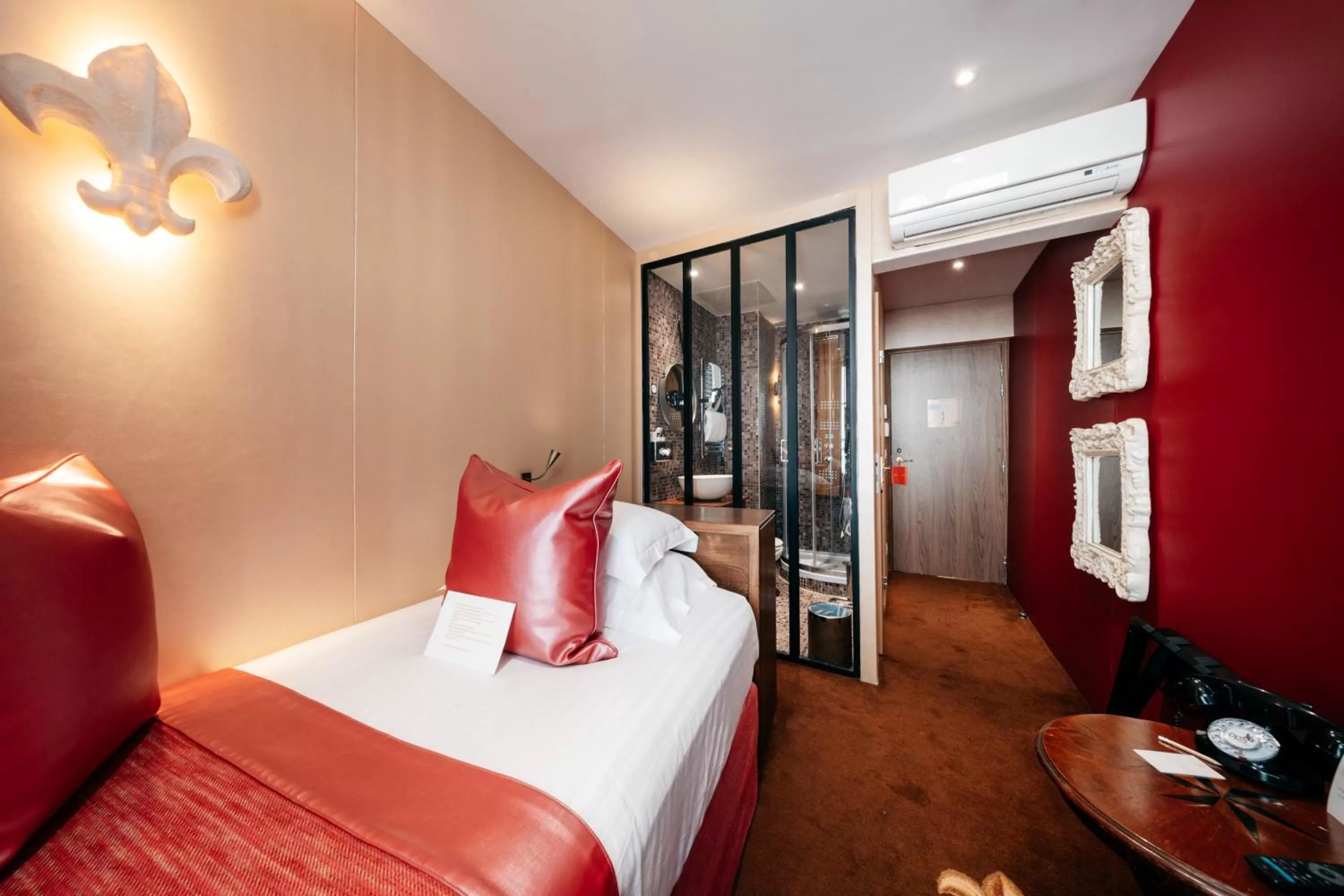 Photo of the whole room, Bed in Le Temple De Jeanne