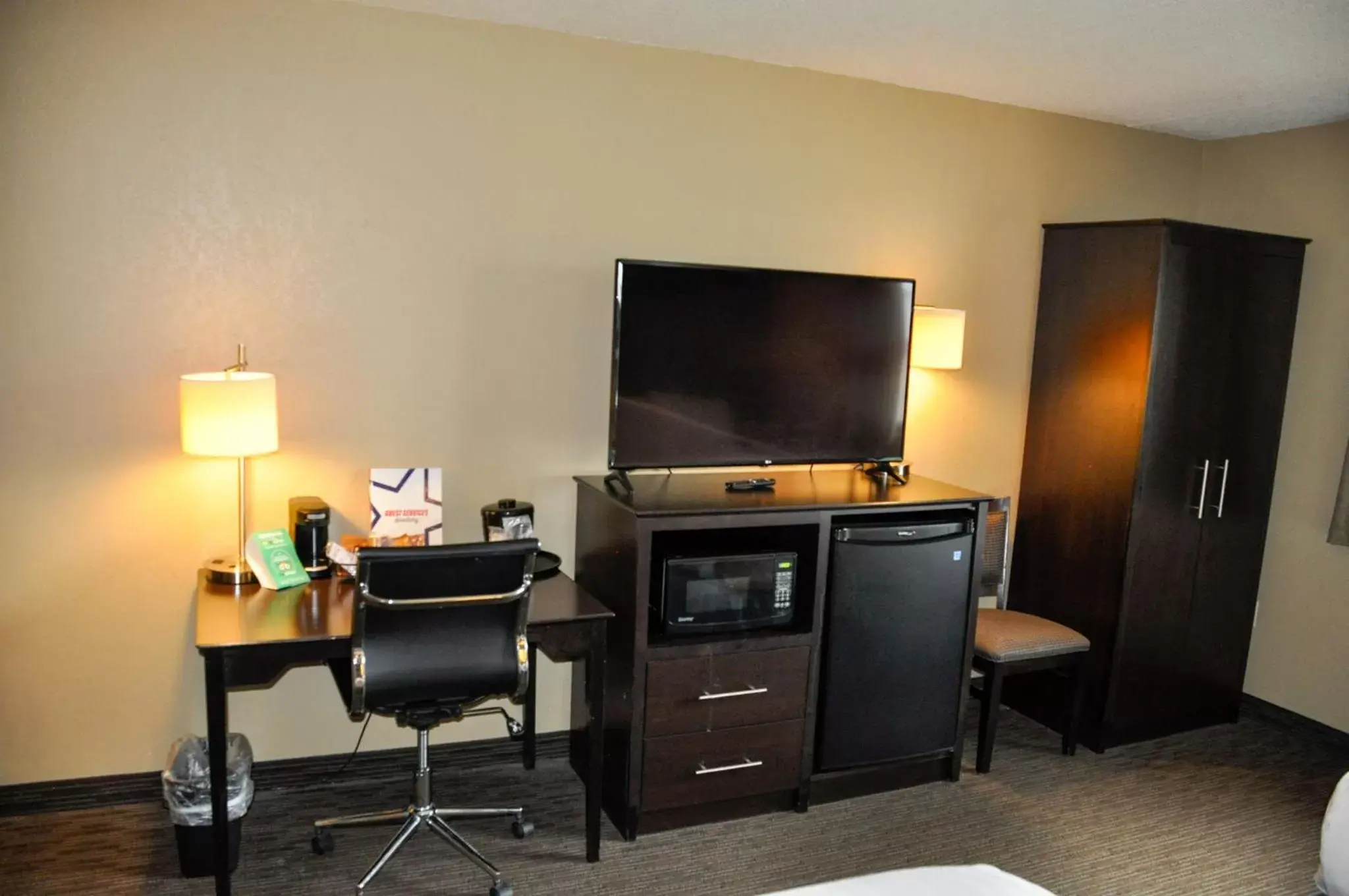 TV and multimedia, TV/Entertainment Center in AmericInn by Wyndham Clear Lake