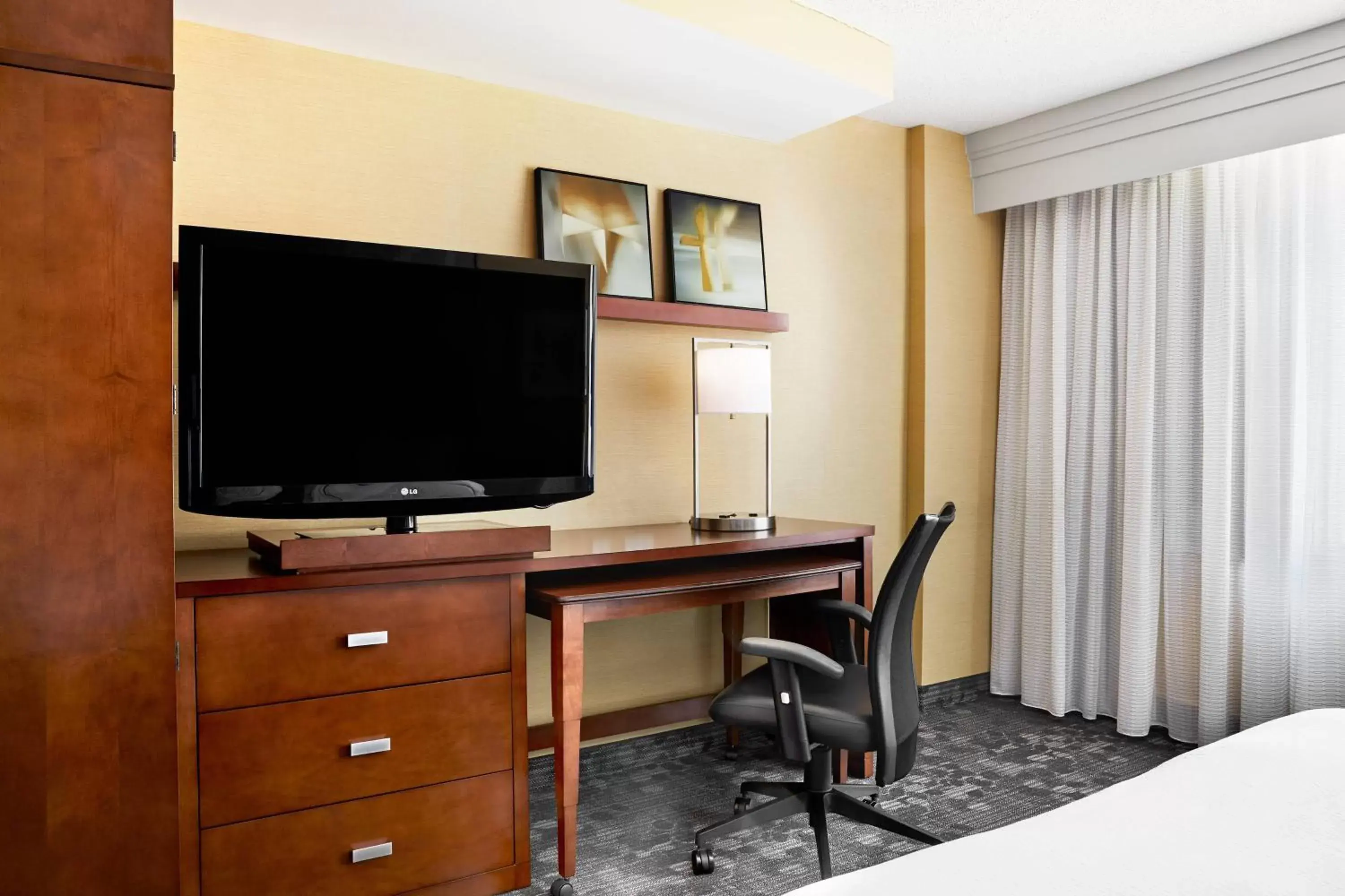 Photo of the whole room, TV/Entertainment Center in Courtyard by Marriott Newark Downtown