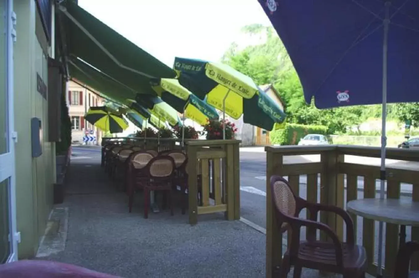 Patio, Restaurant/Places to Eat in Hôtel Saint-Hubert