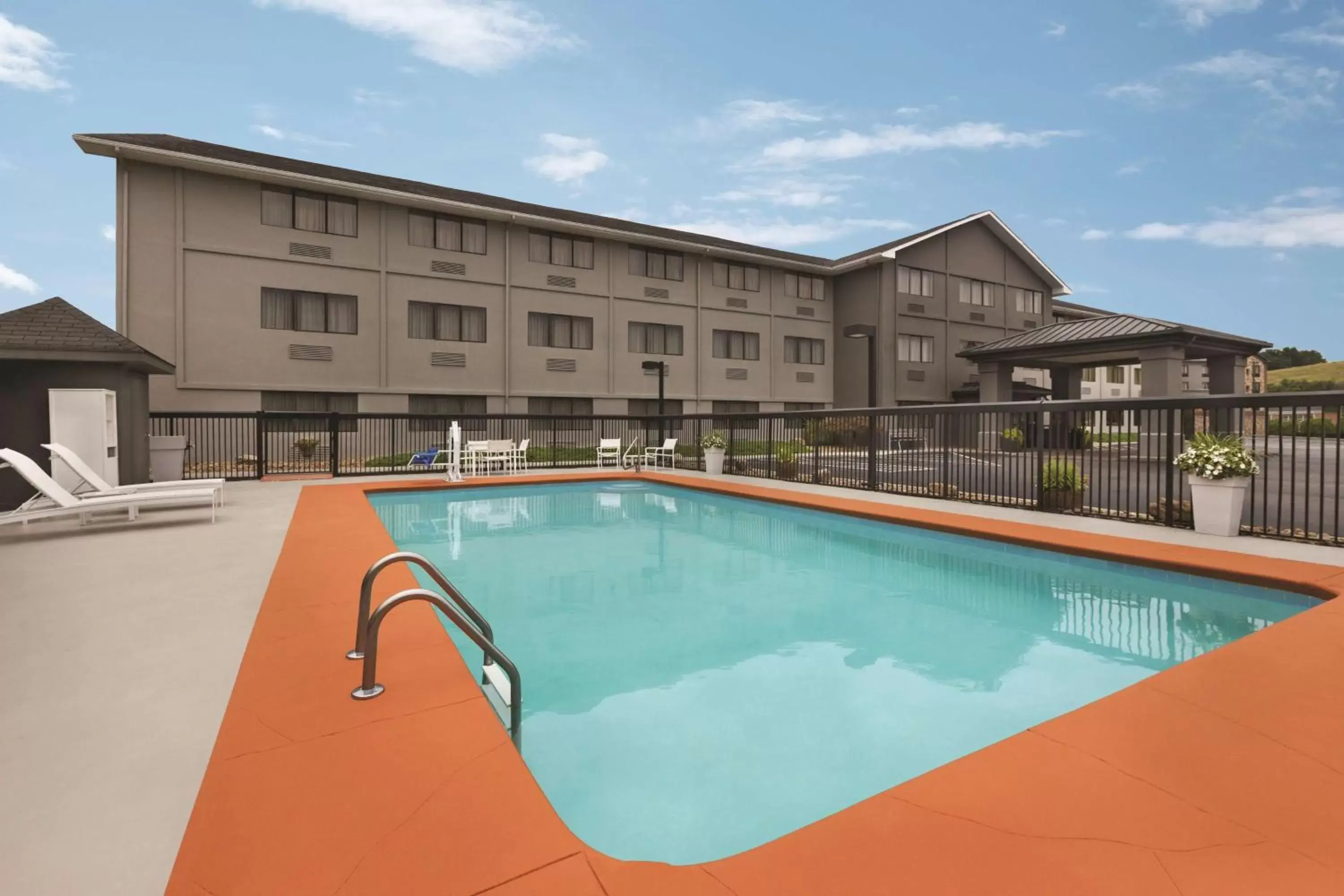 Activities, Swimming Pool in Country Inn & Suites by Radisson, Abingdon, VA