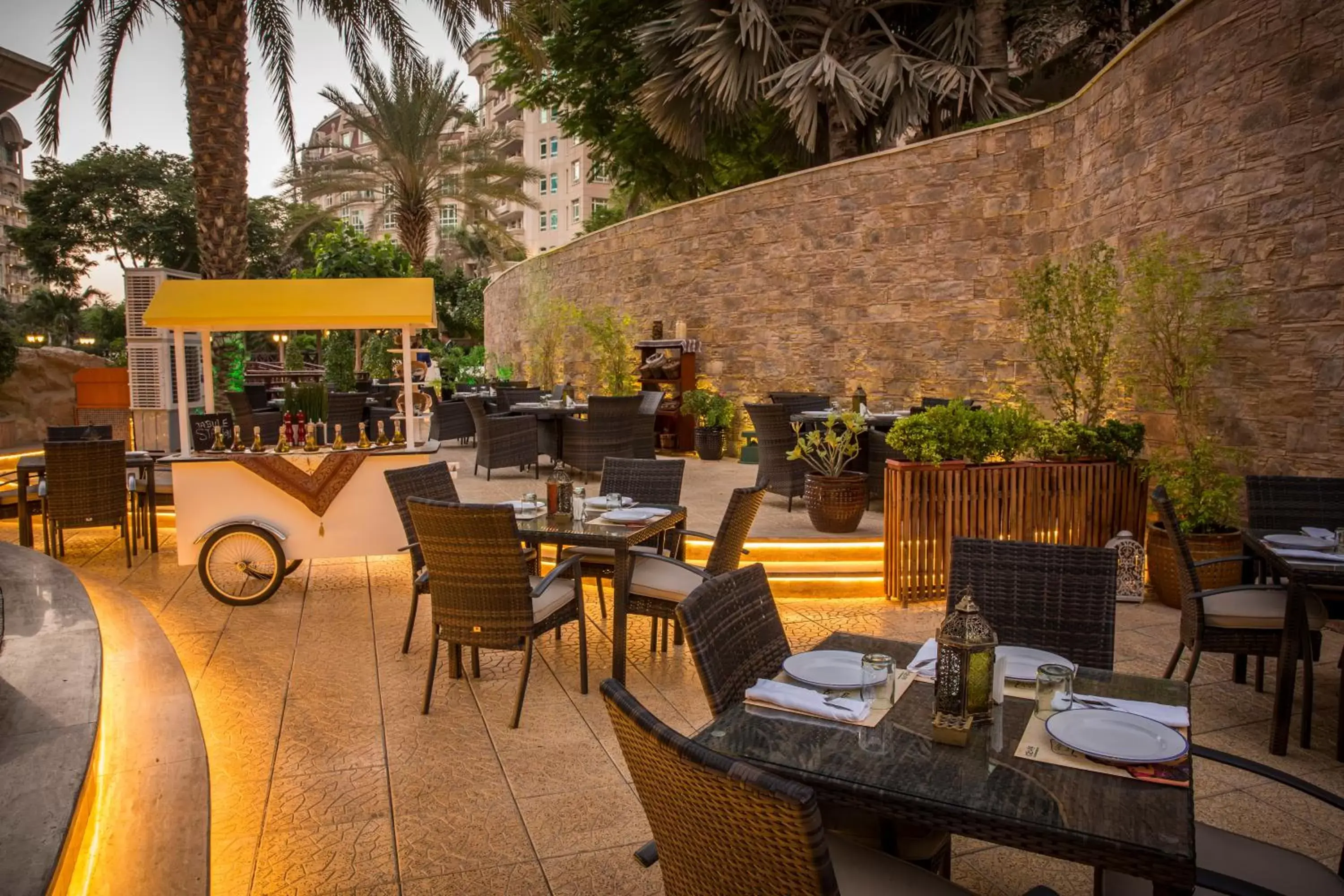 Balcony/Terrace, Restaurant/Places to Eat in Swissôtel Al Murooj Dubai