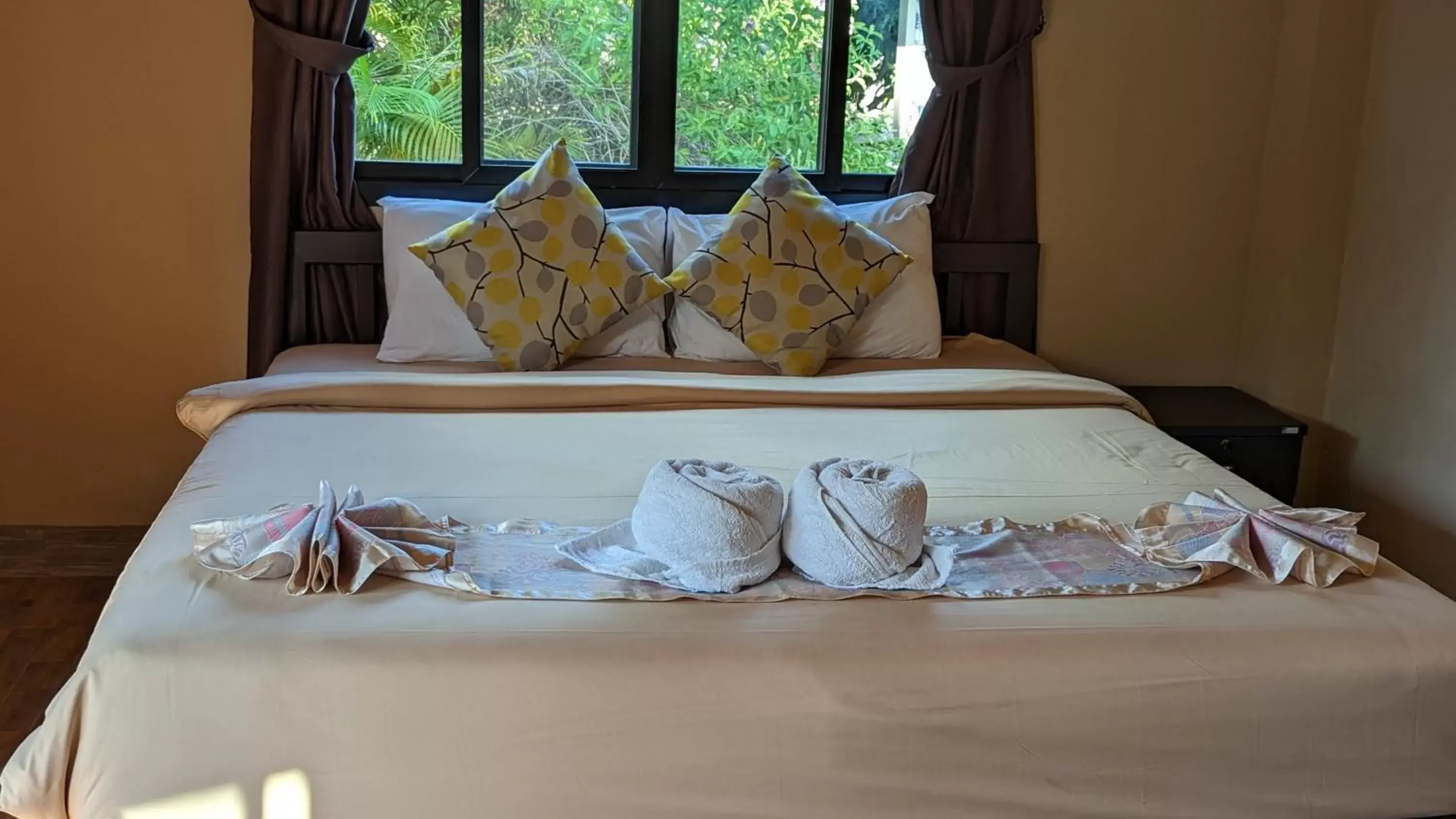 Bed in Panisara Pool Villa Resort Huahin