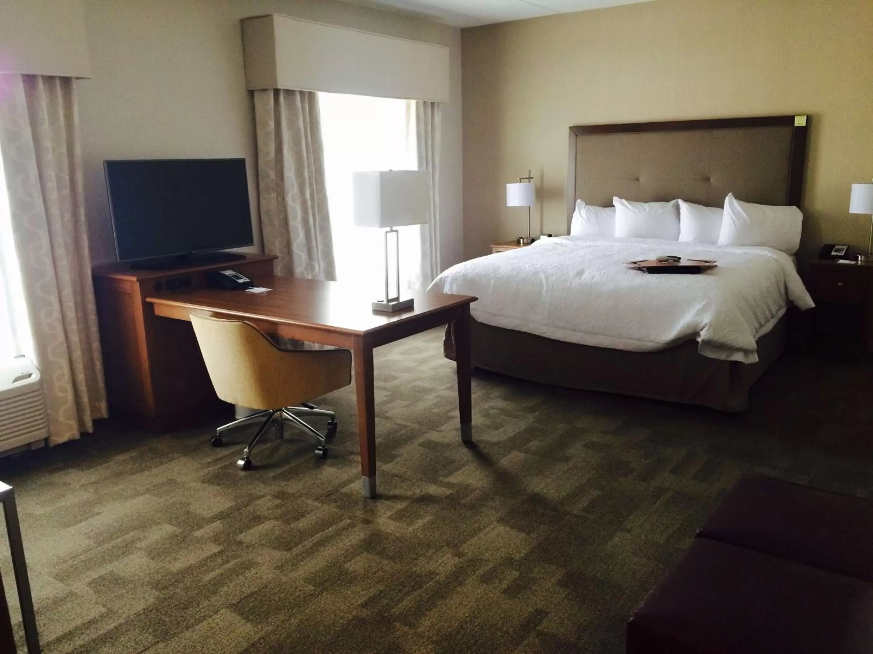 Bed in Hampton Inn & Suites - Pittsburgh/Harmarville, PA