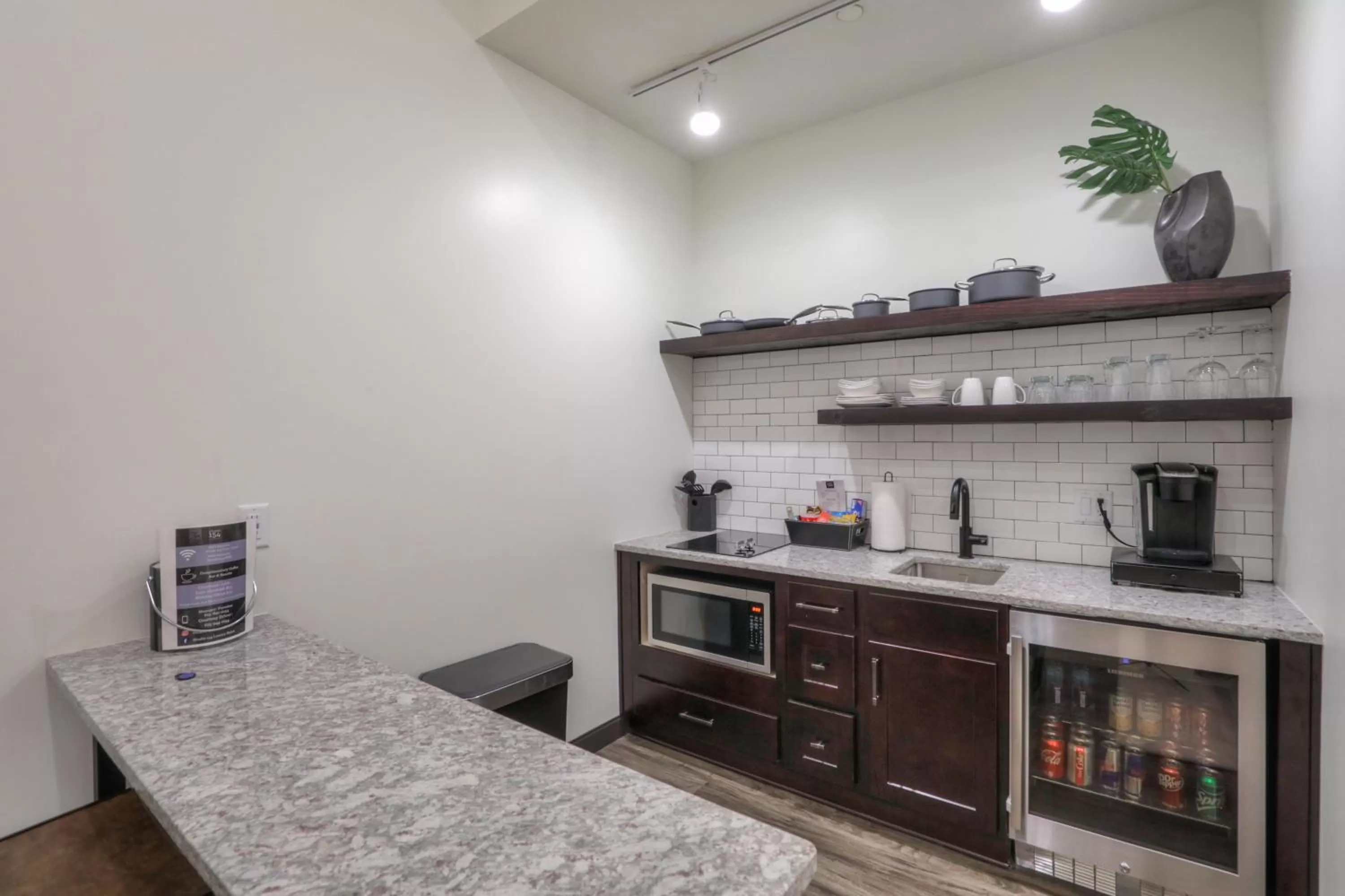 Coffee/tea facilities in Studio 154 Hotel