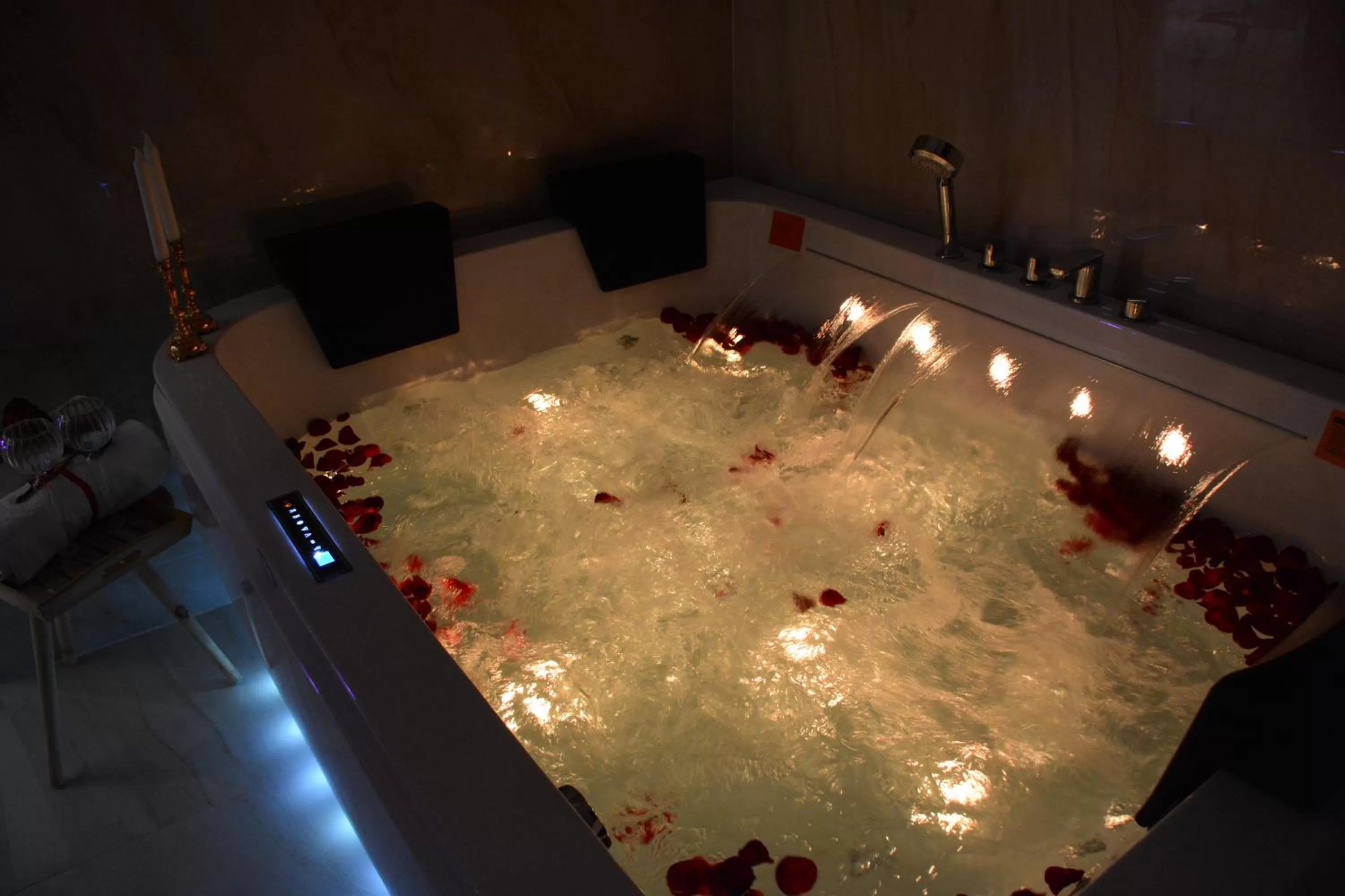 Massage, Swimming Pool in E1 Hotel