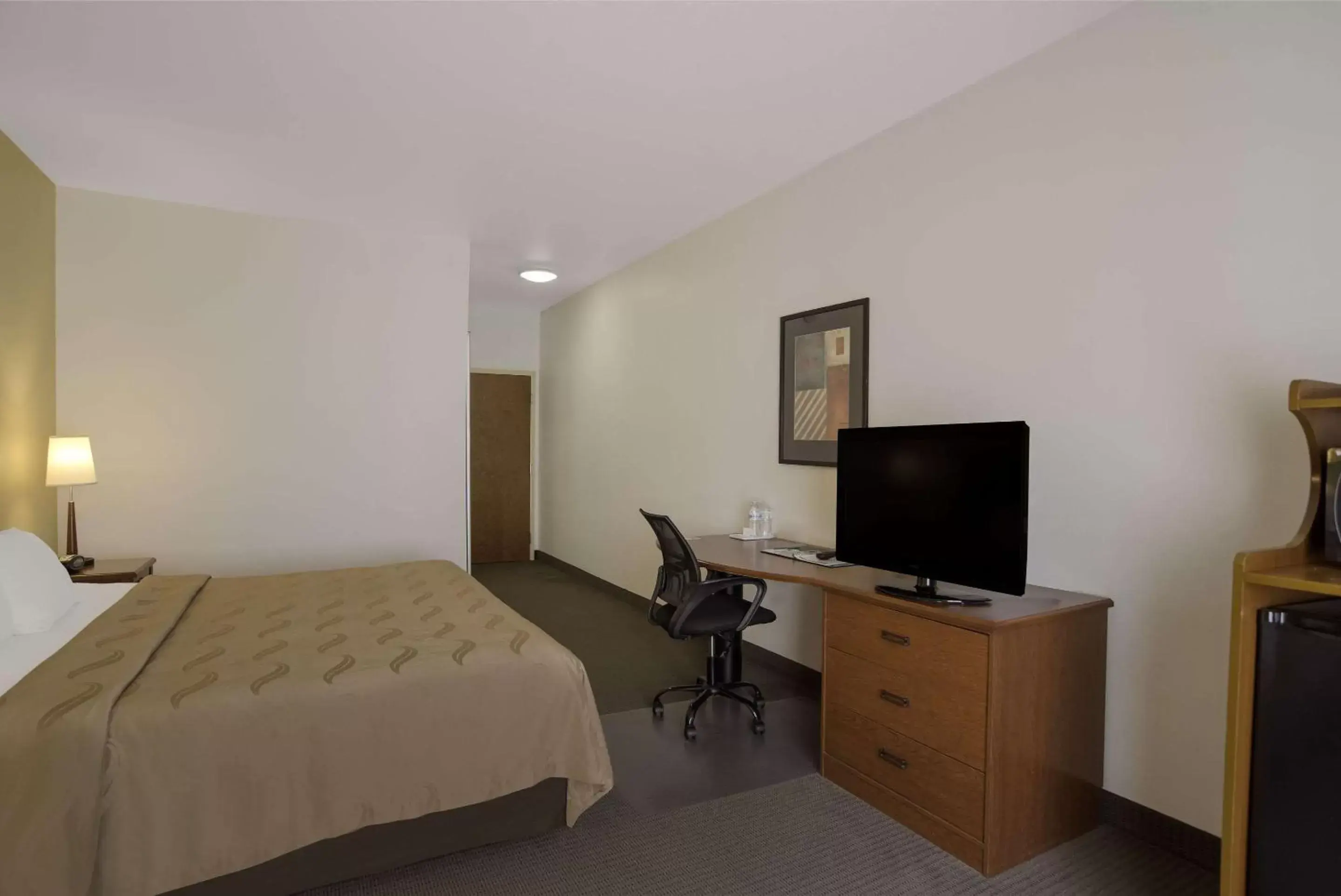 Bedroom, TV/Entertainment Center in Quality Inn & Suites Chambersburg