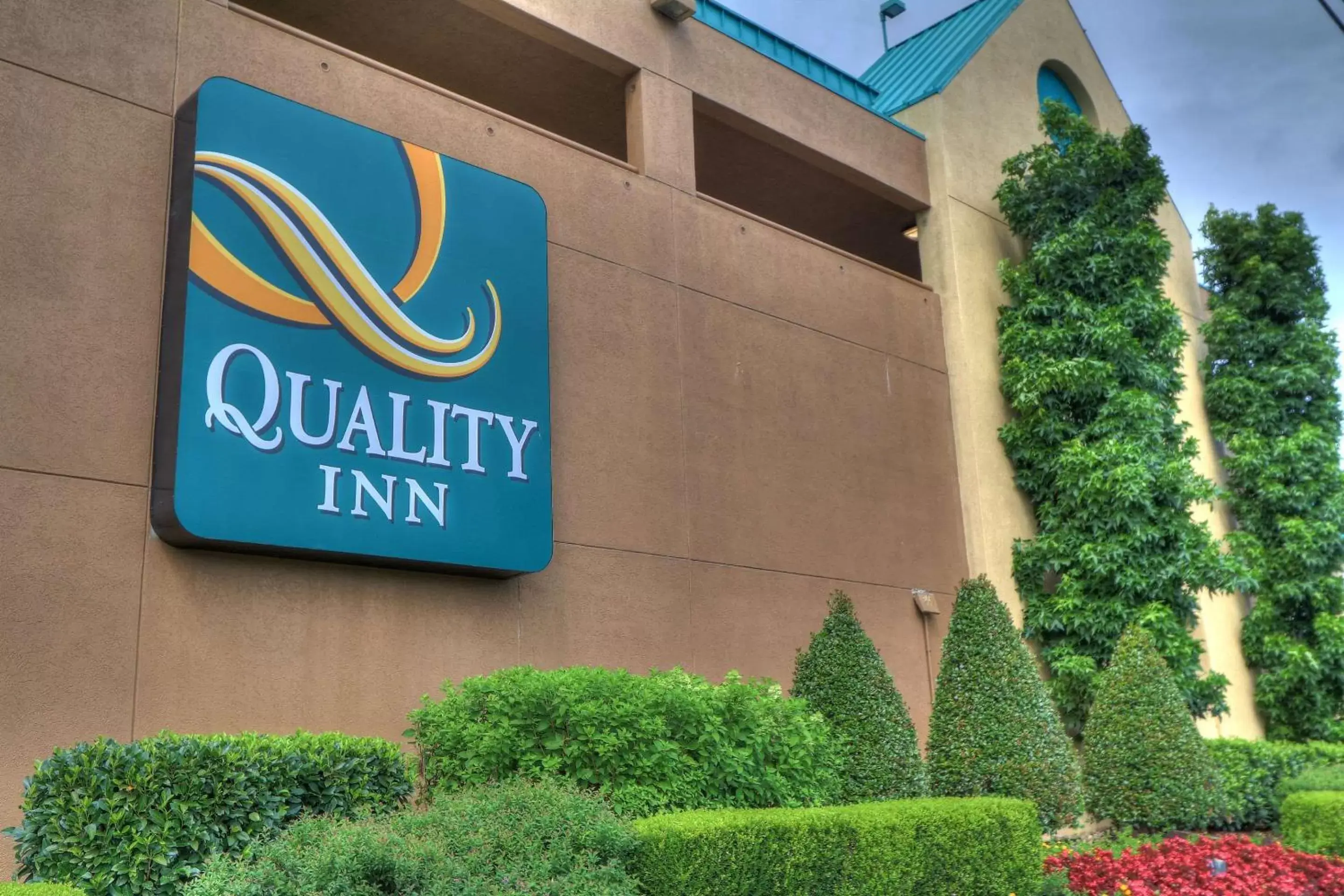 Property Building in Quality Inn Near the Island Pigeon Forge