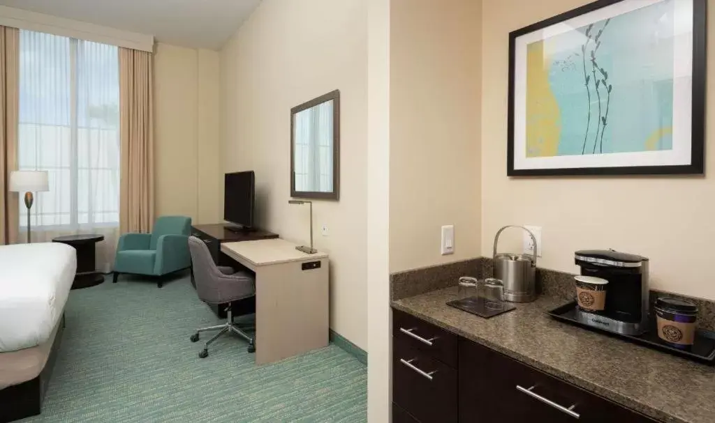 Bedroom, Kitchen/Kitchenette in DoubleTree by Hilton Miami Doral