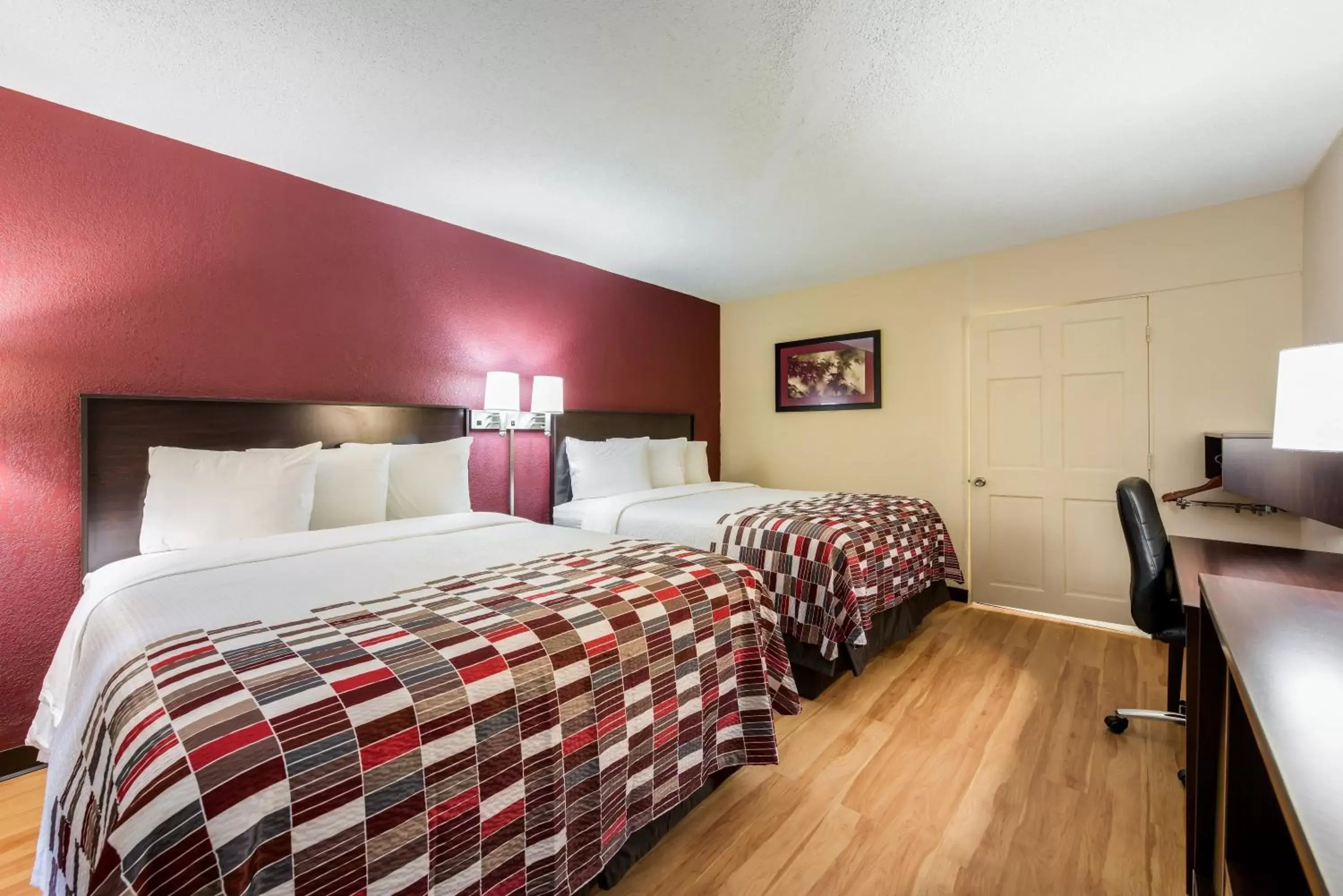 Photo of the whole room, Bed in Red Roof Inn Marion, IN