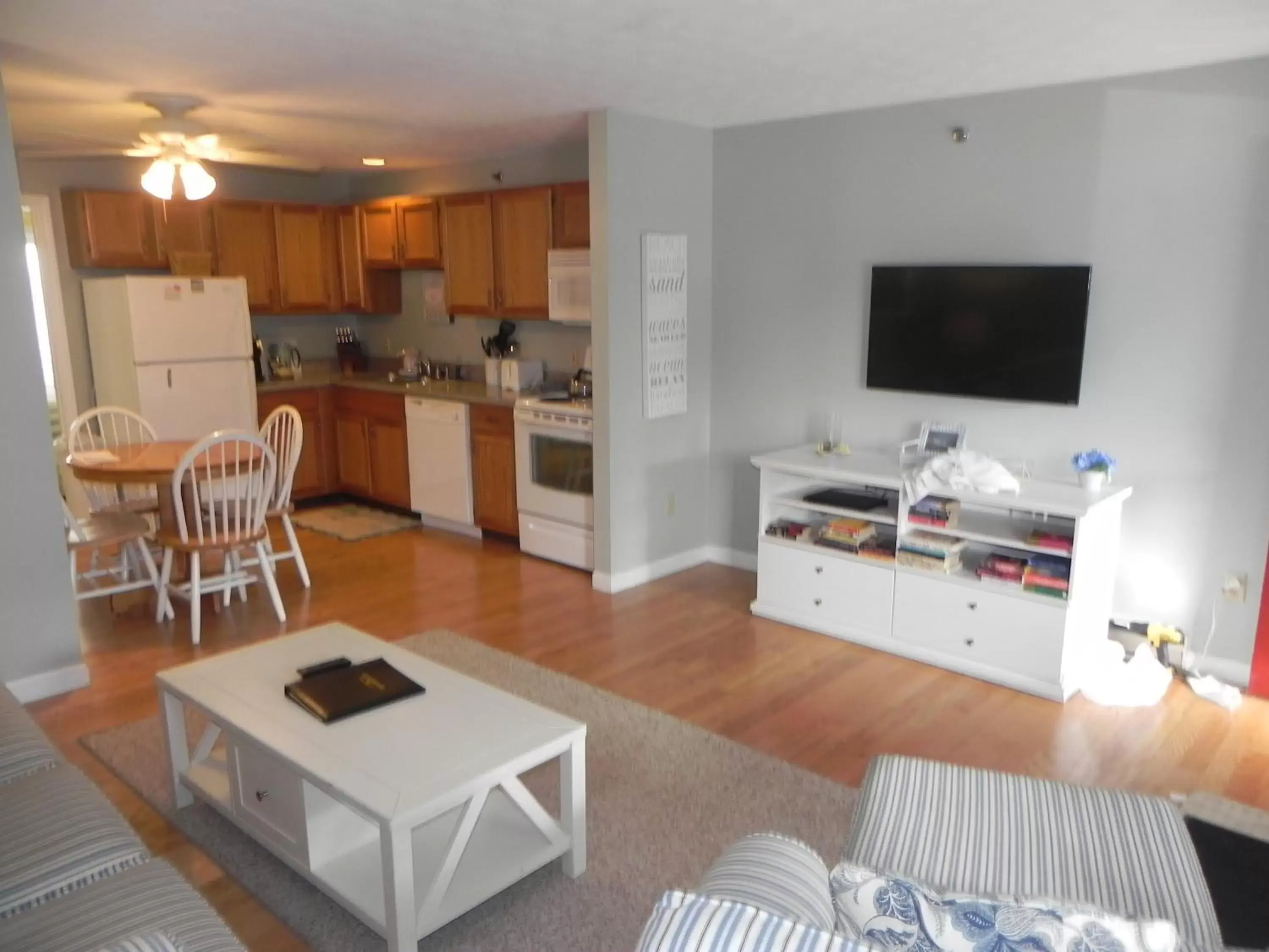 Kitchen or kitchenette, Seating Area in Elmwood Resort Hotel