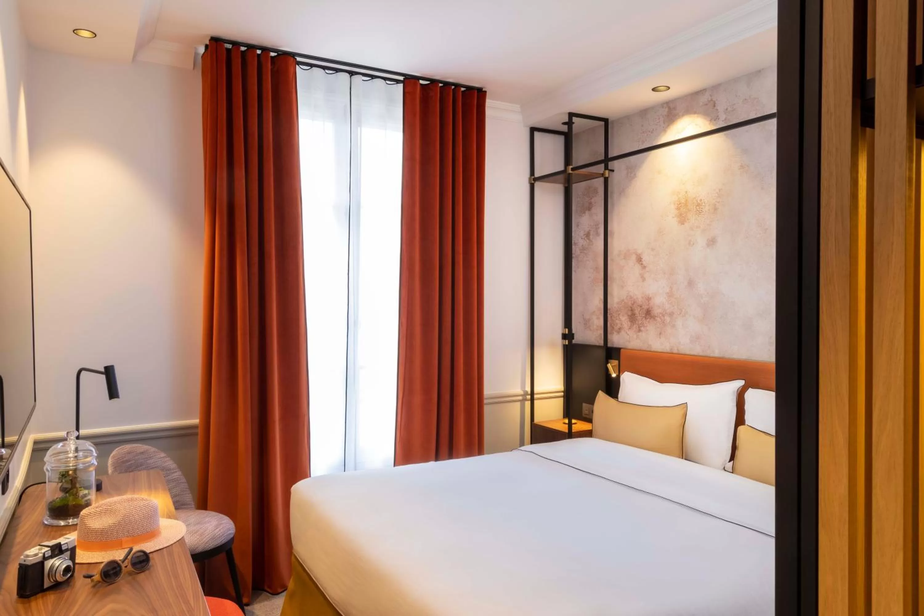 Bedroom, Bed in Victoria Palace Hotel