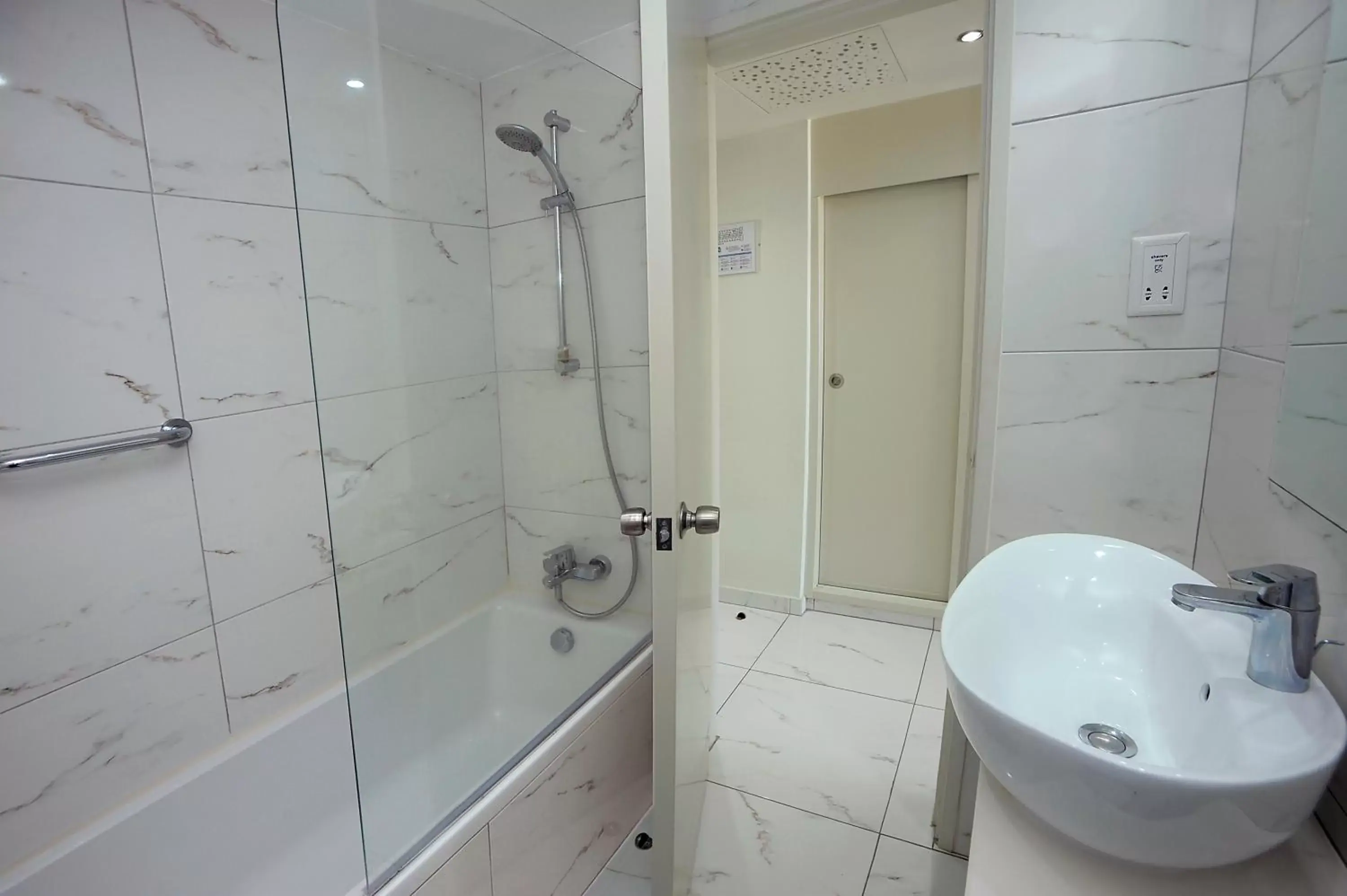 Bath, Bathroom in Nestor Hotel