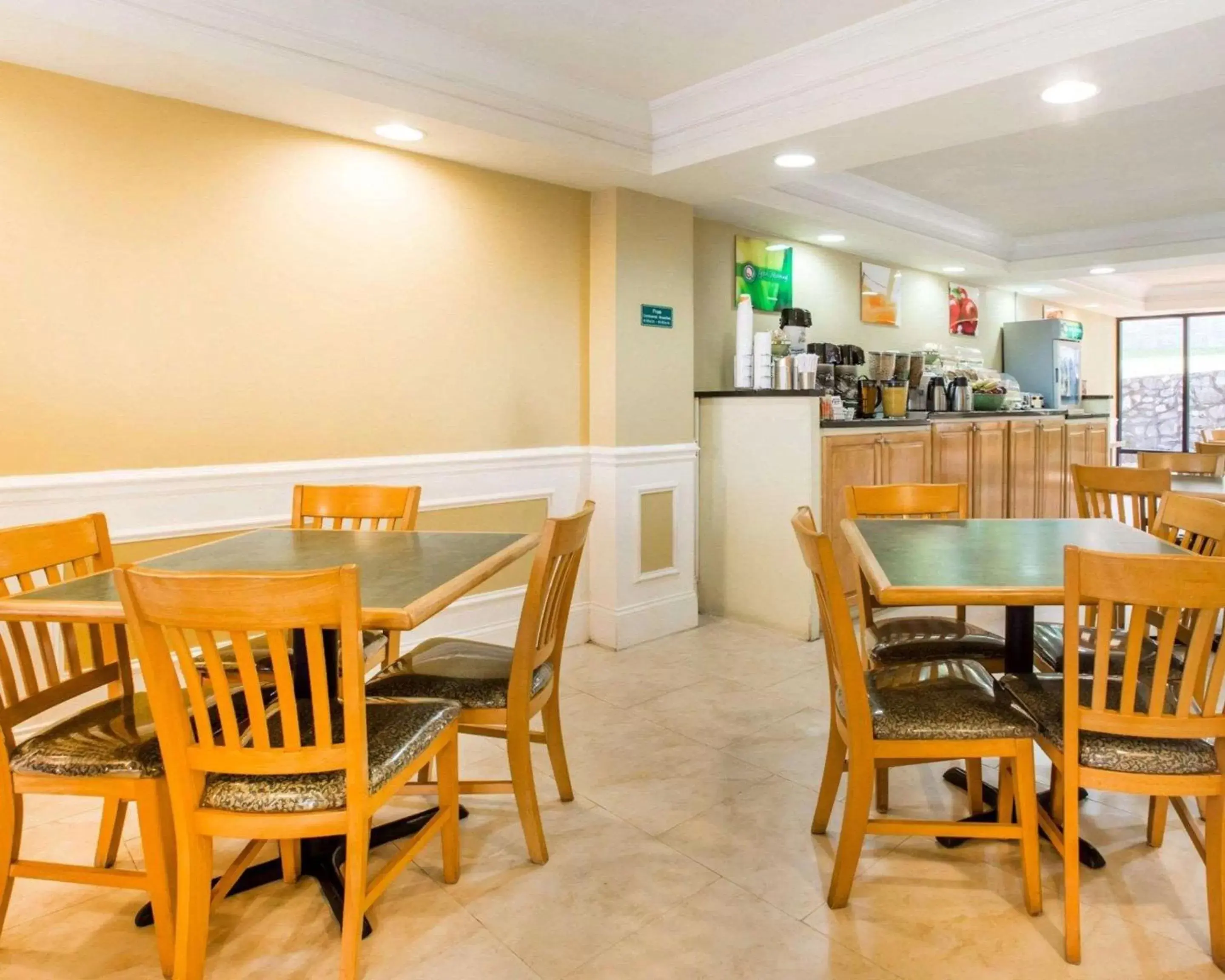 Restaurant/Places to Eat in Quality Inn Dalton