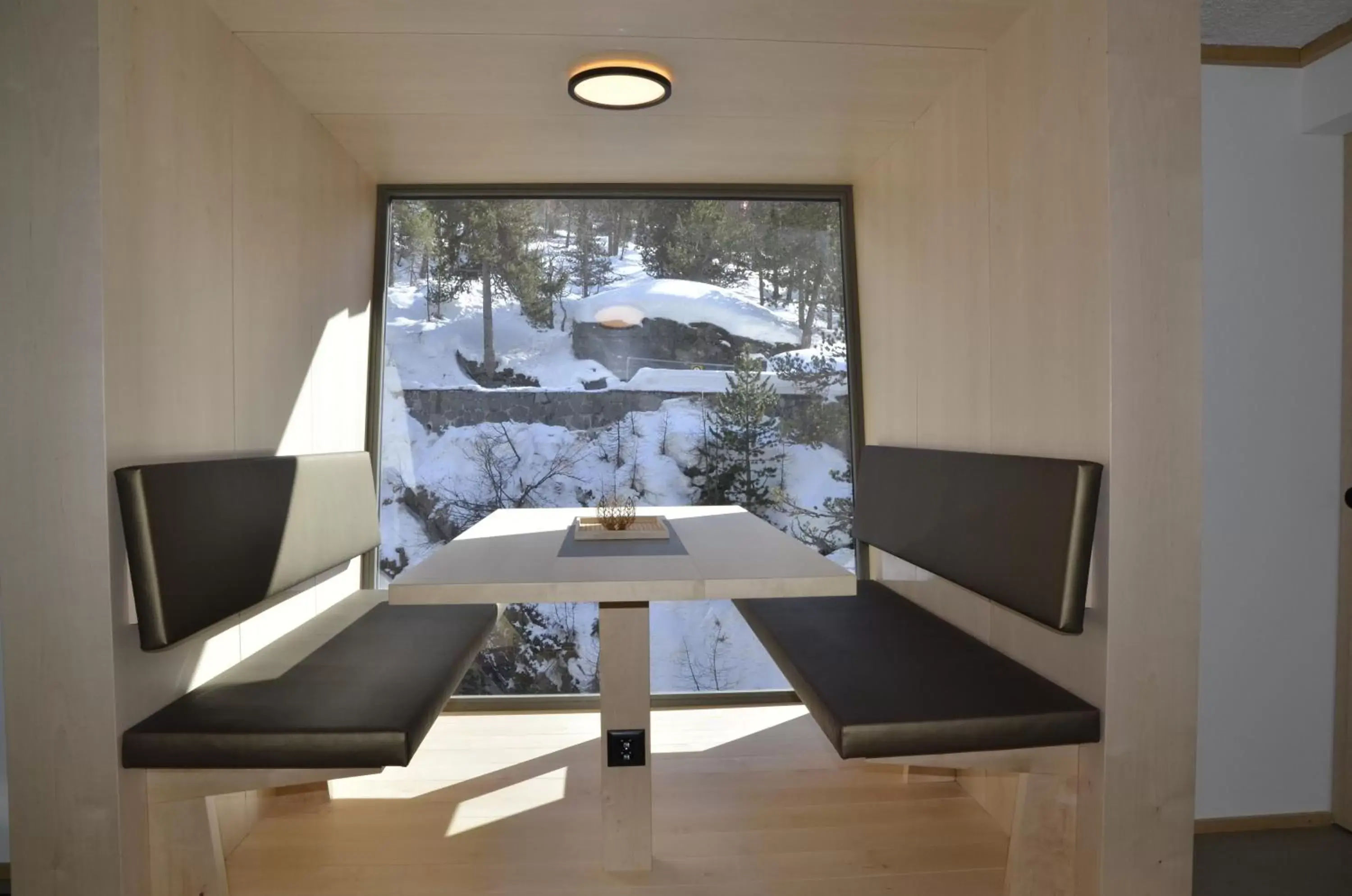 Dining area, TV/Entertainment Center in Boutique Hotel La Gorge