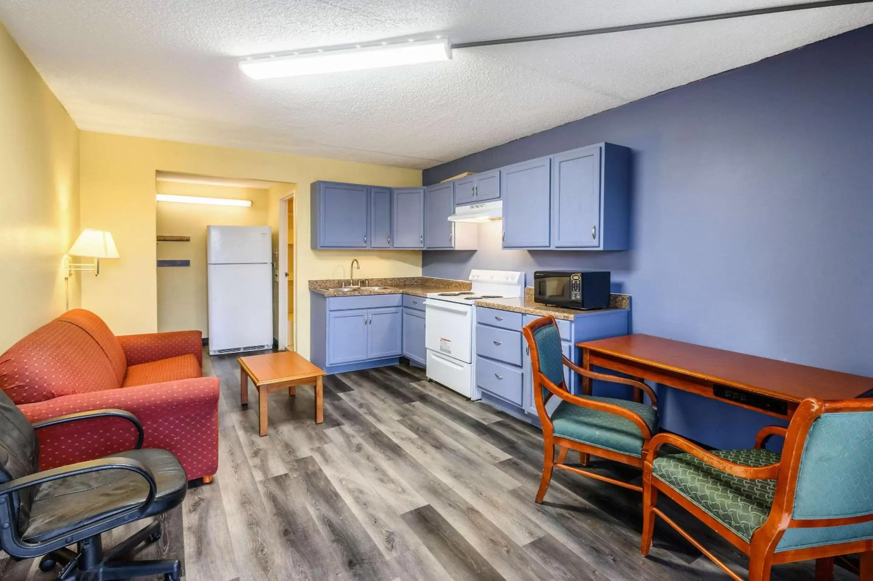 Photo of the whole room, Kitchen/Kitchenette in Quality Inn New Orleans I-10 East