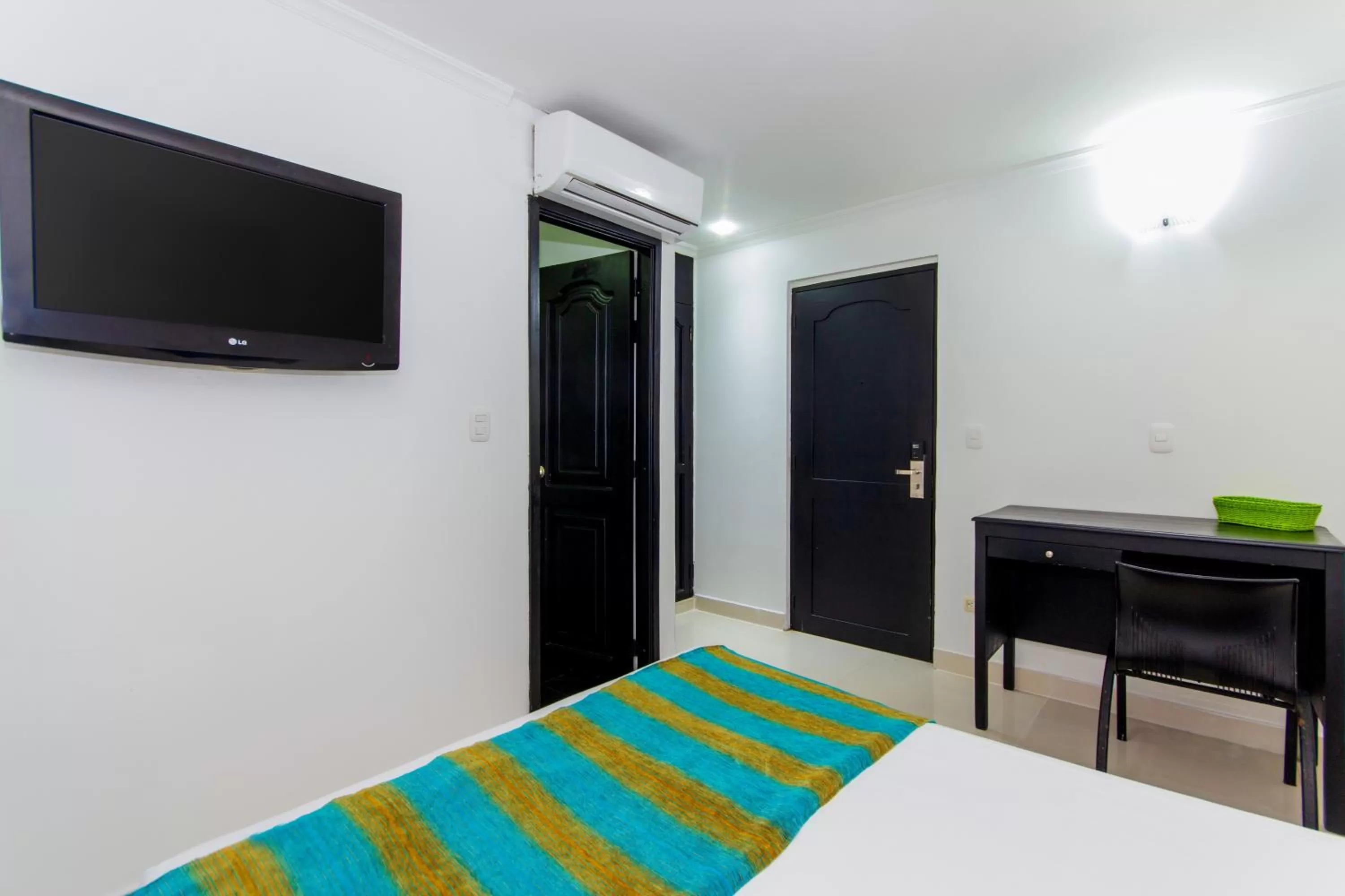 Coffee/tea facilities, Bed in Hotel Bocagrande By GEH Suites