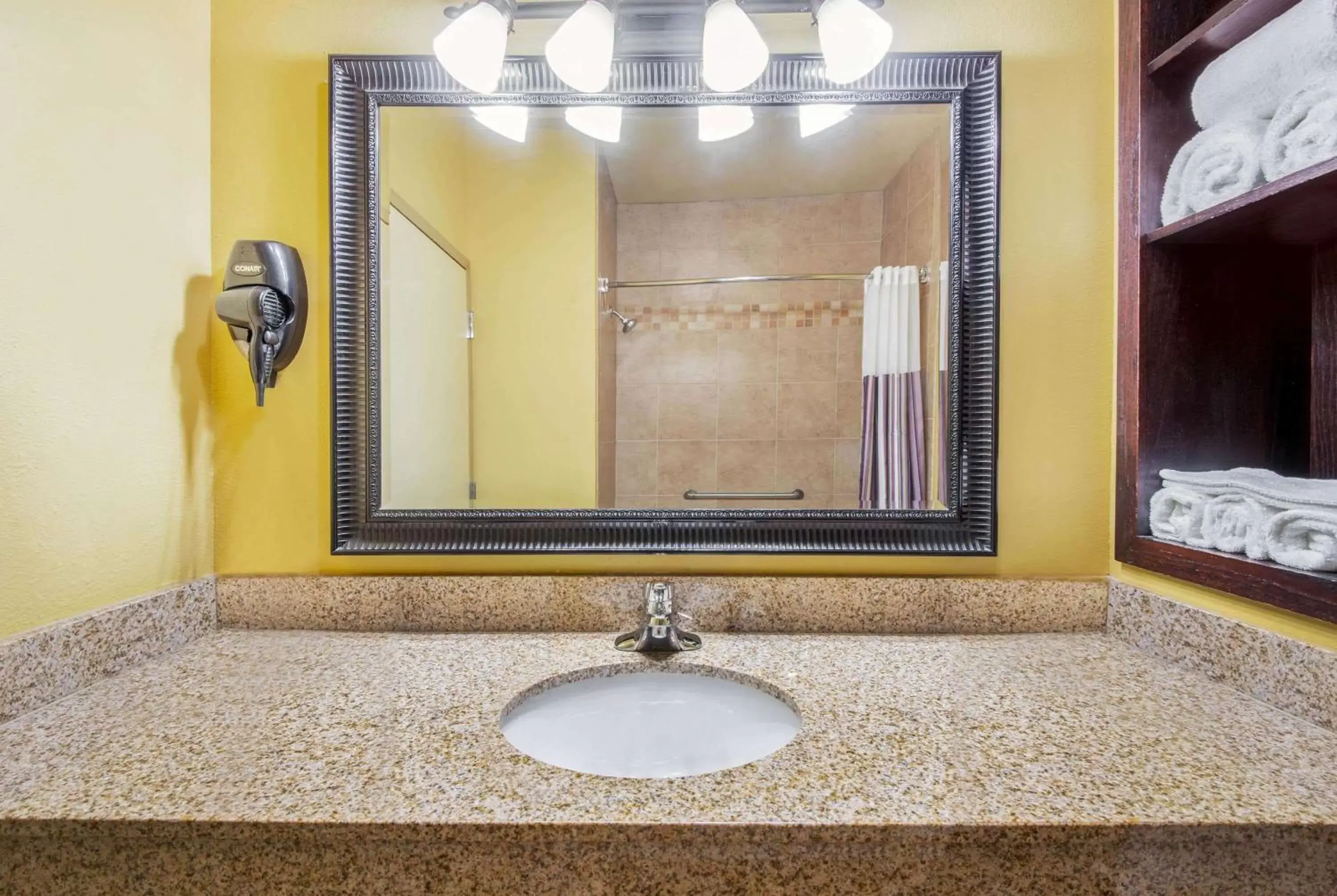 Bathroom in La Quinta Inn & Suites by Wyndham Eastland