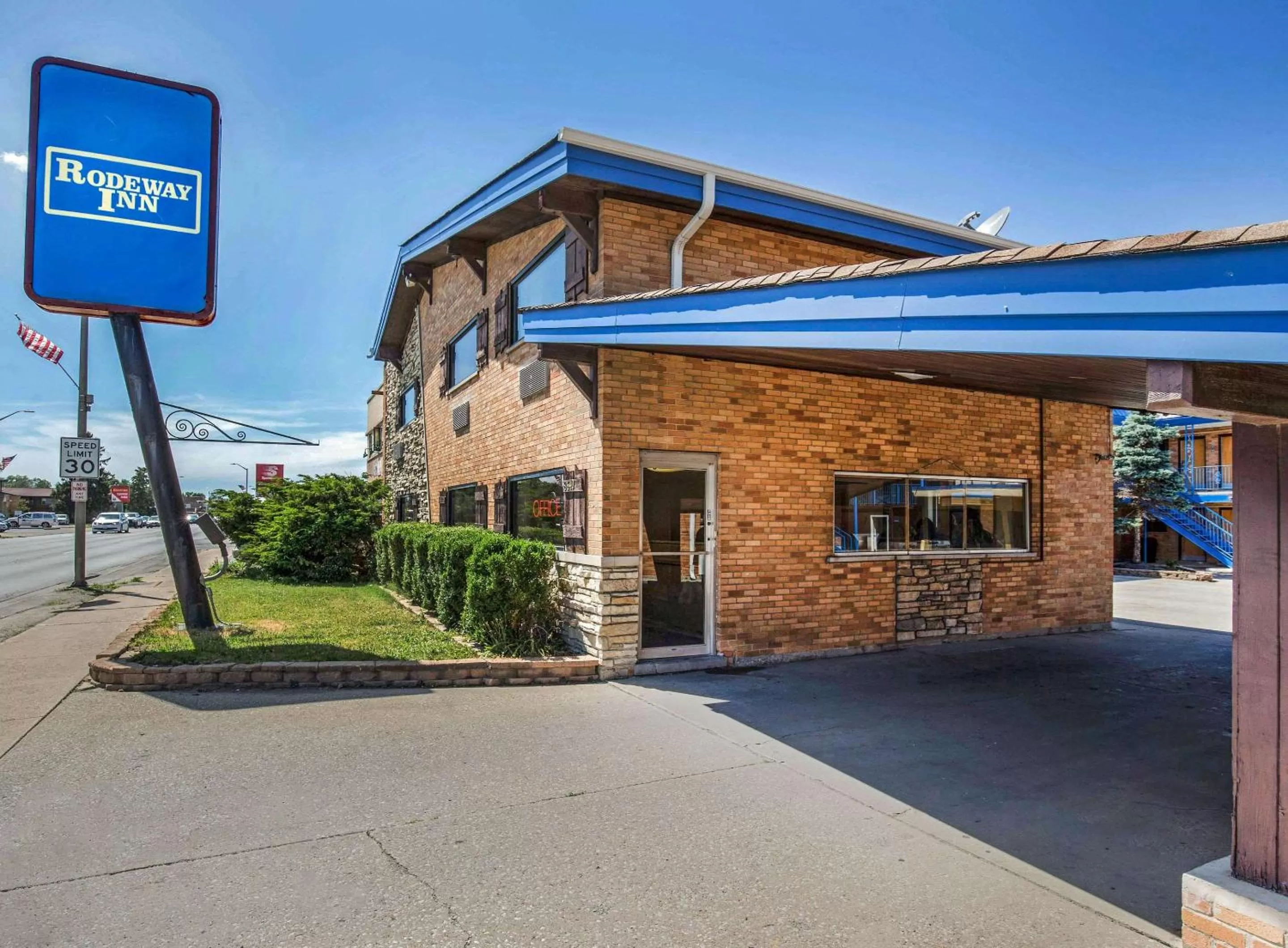 Property building in Rodeway Inn Lyons - La Grange
