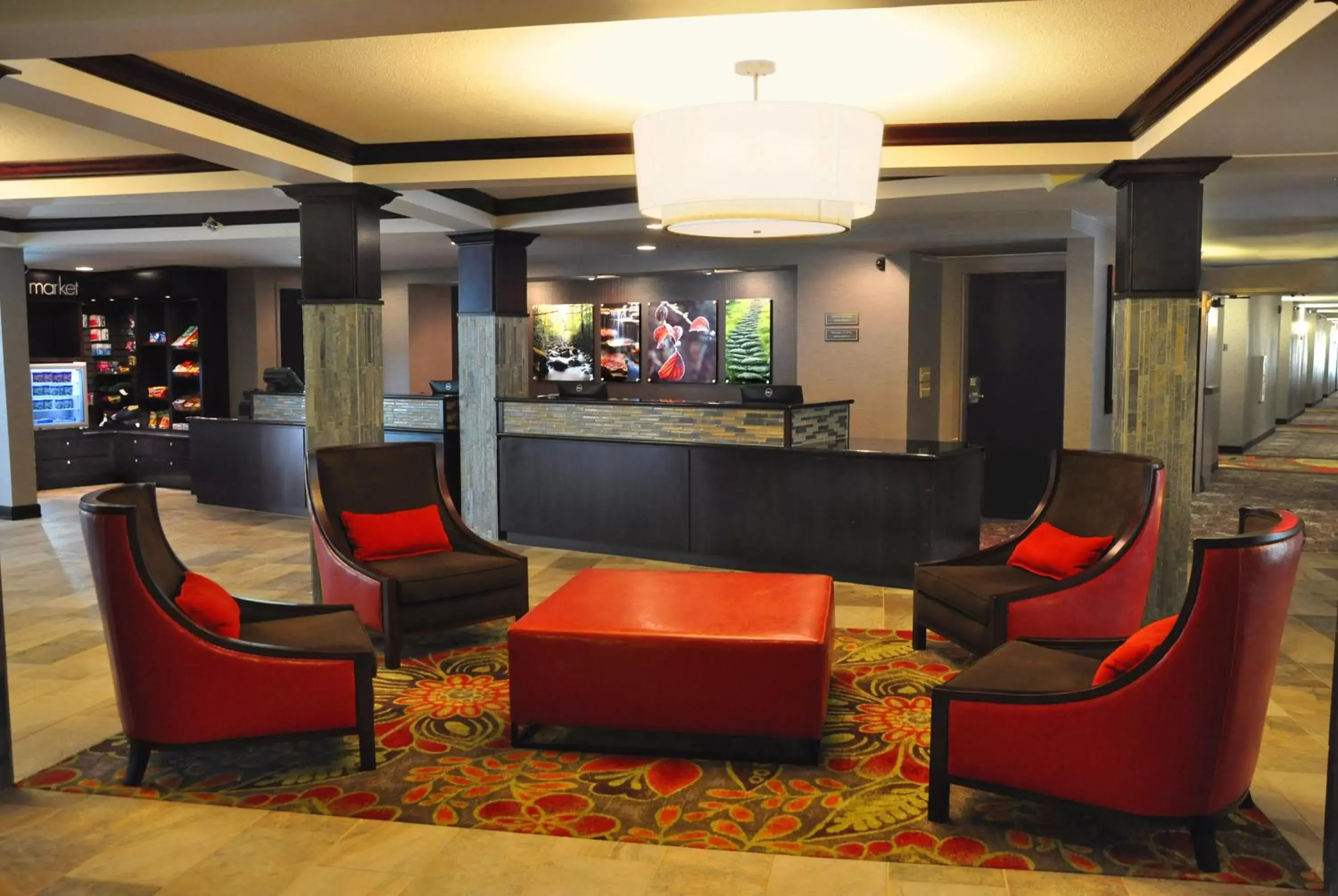 Lobby or reception, Lounge/Bar in The Branson Hillside Hotel