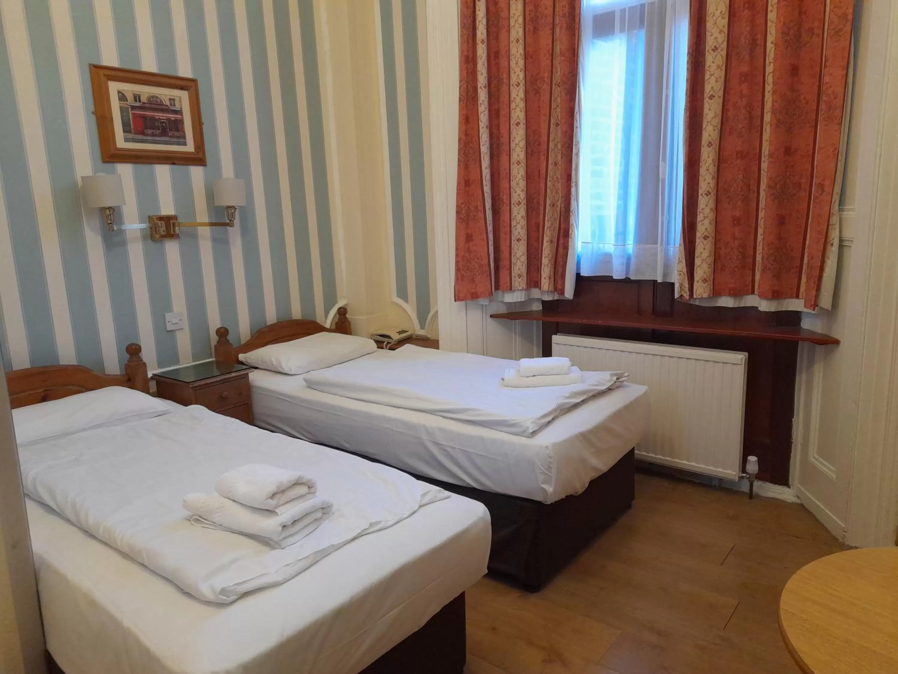 Bedroom, Bed in Dolphin Hotel