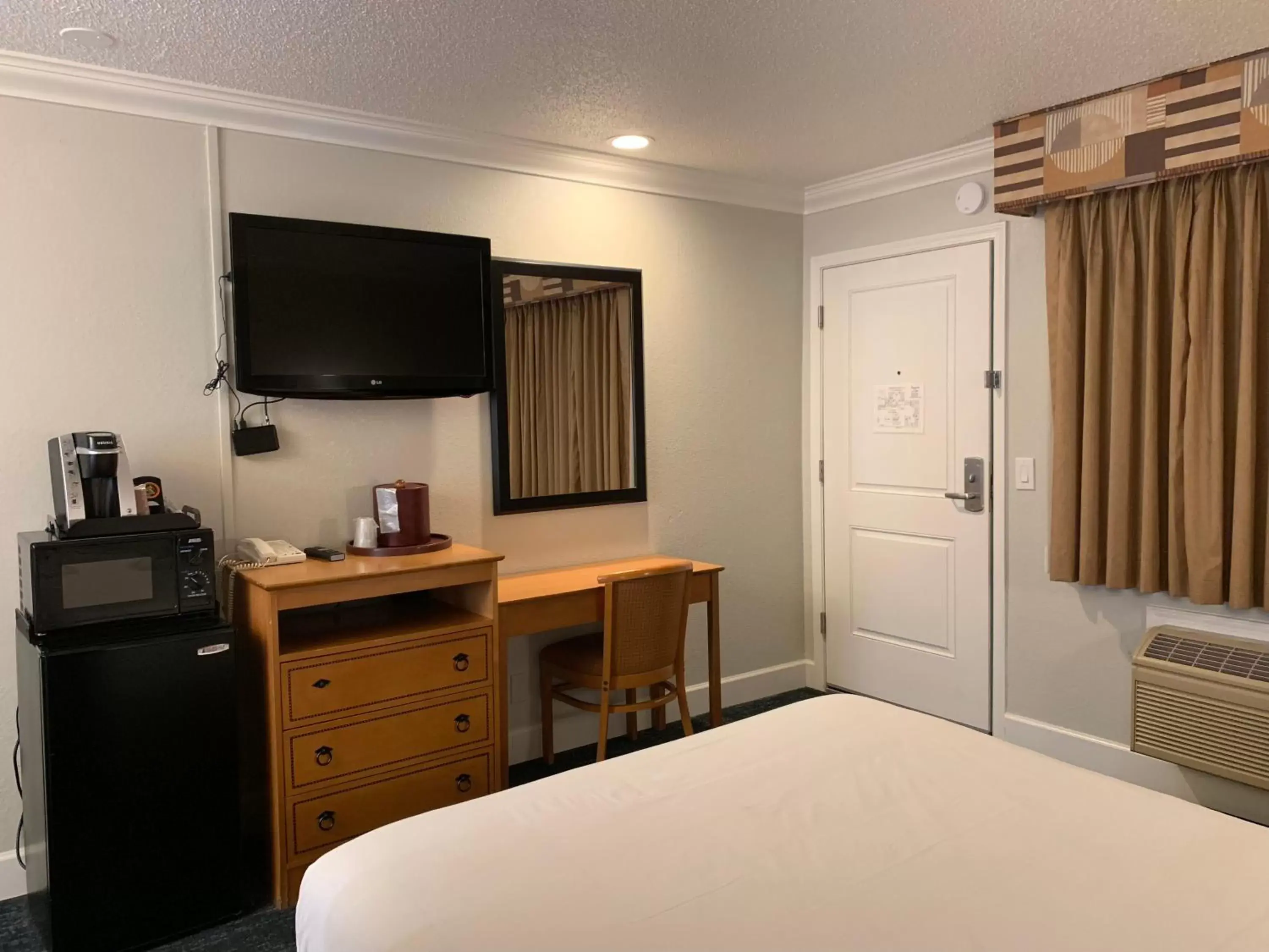 Bedroom, TV/Entertainment Center in Stargazer Inn and Suites