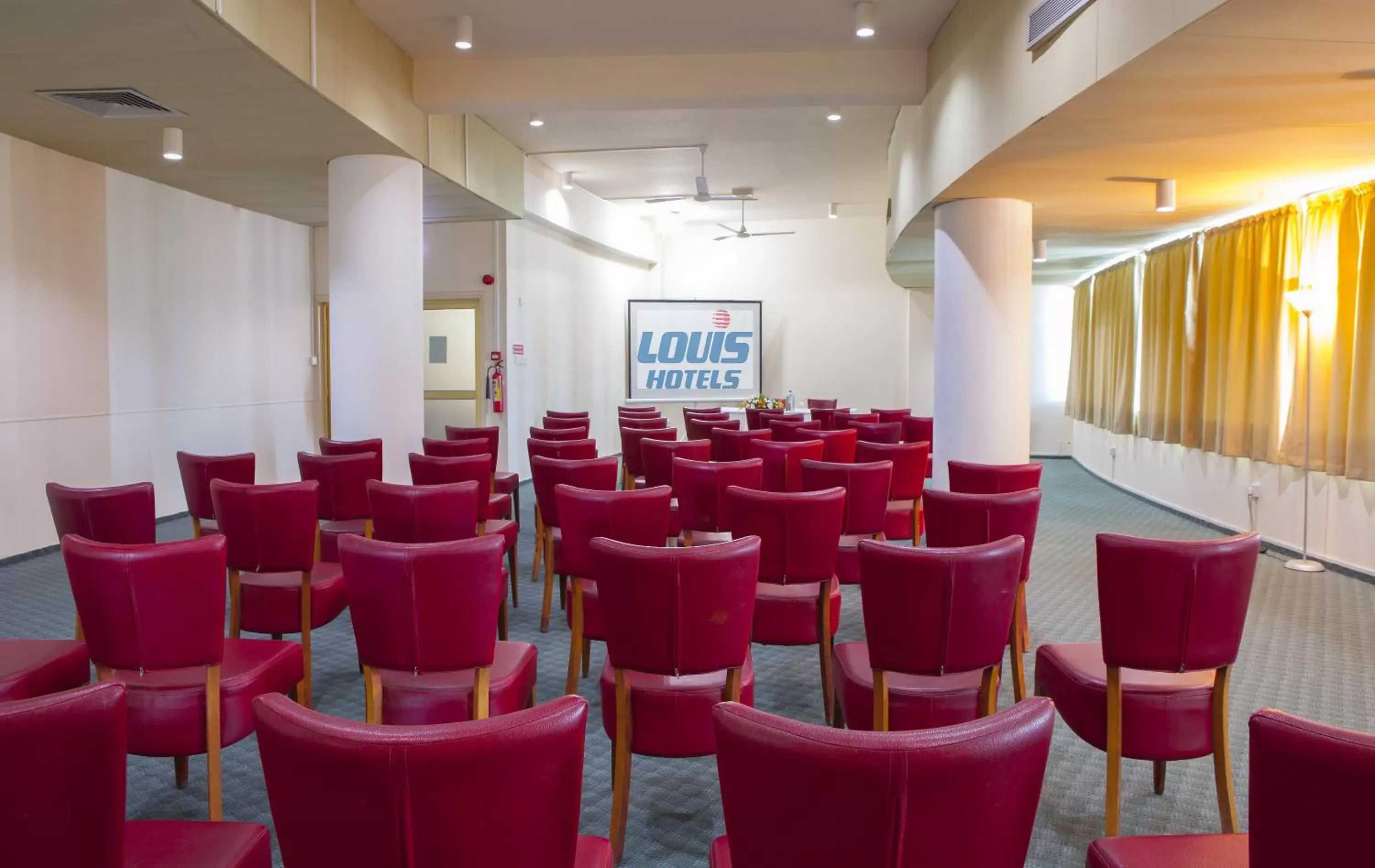 Business facilities in Louis Imperial Beach