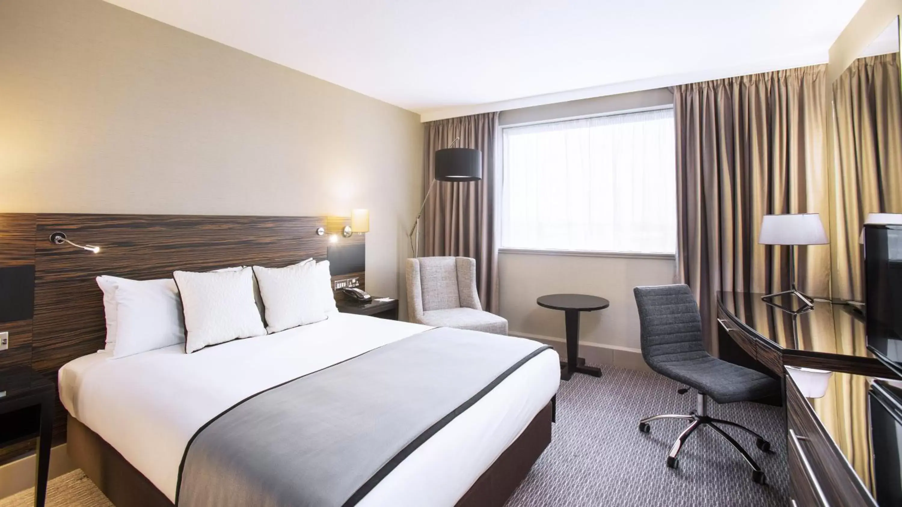 Photo of the whole room, Bed in Crowne Plaza Glasgow, an IHG Hotel