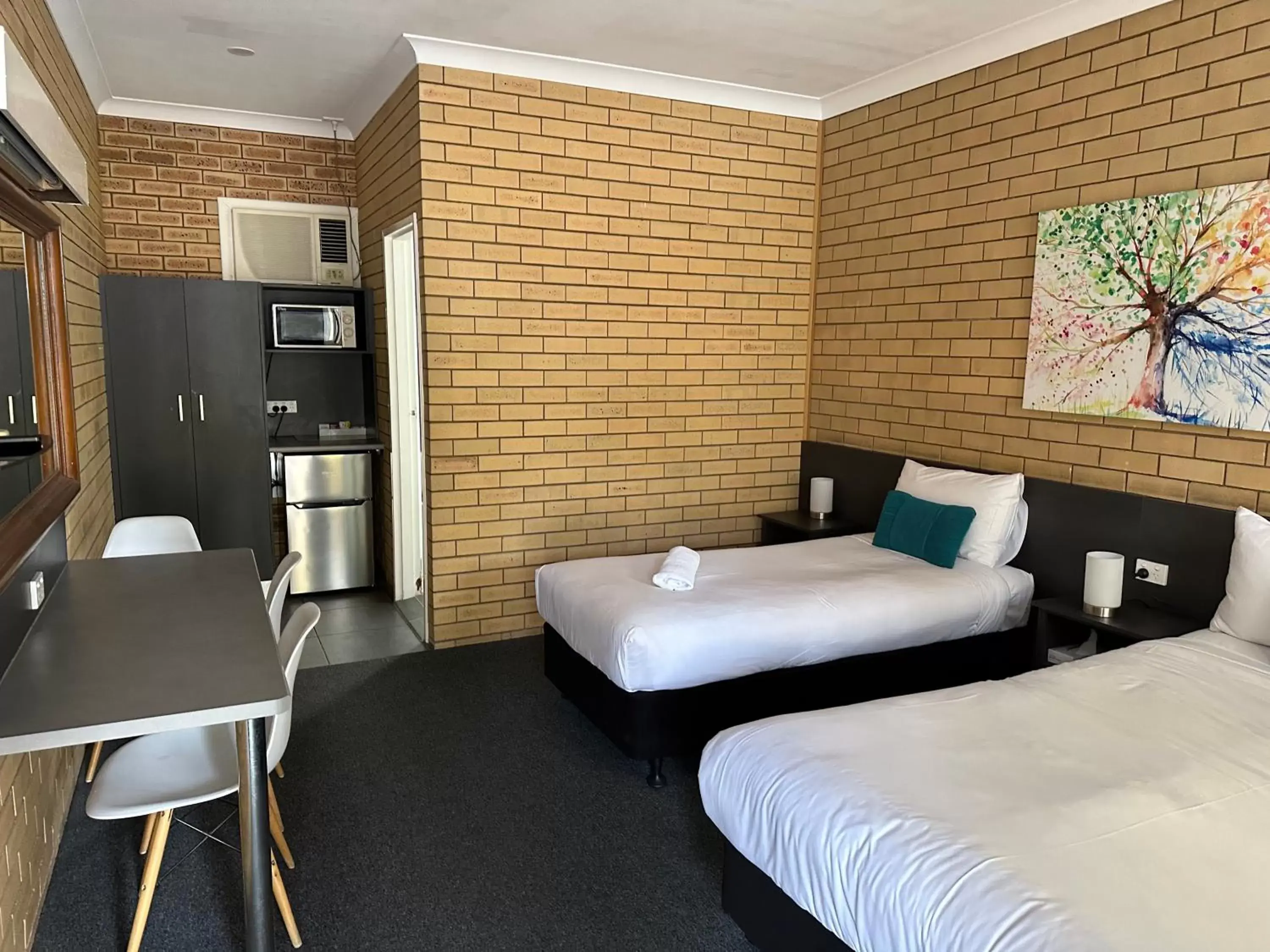 Budget Twin Room in Blue Violet Motor Inn Budget Twin Room in Blue Violet Motor Inn