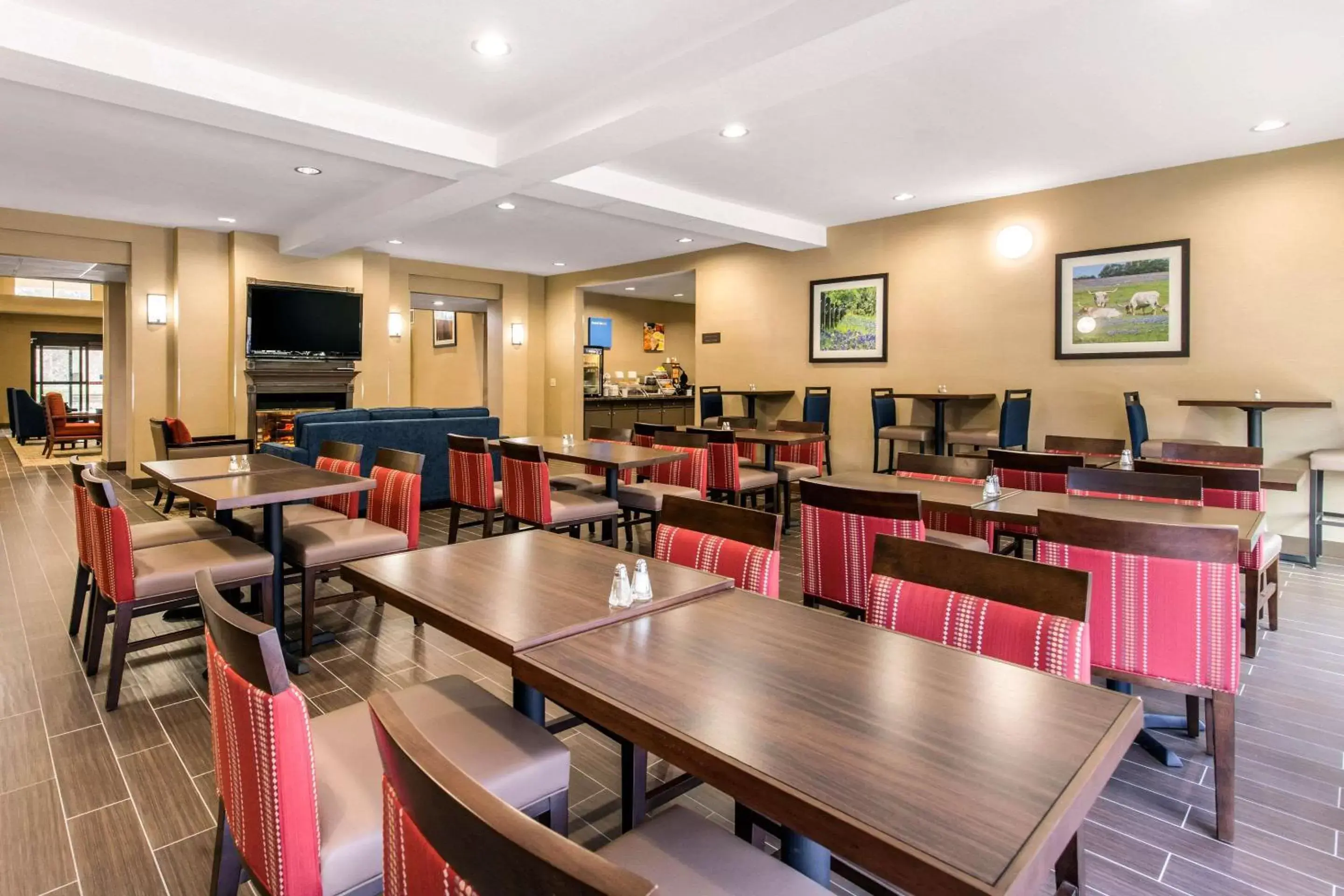 Breakfast, Restaurant/Places to Eat in Comfort Inn & Suites IAH Bush Airport – East