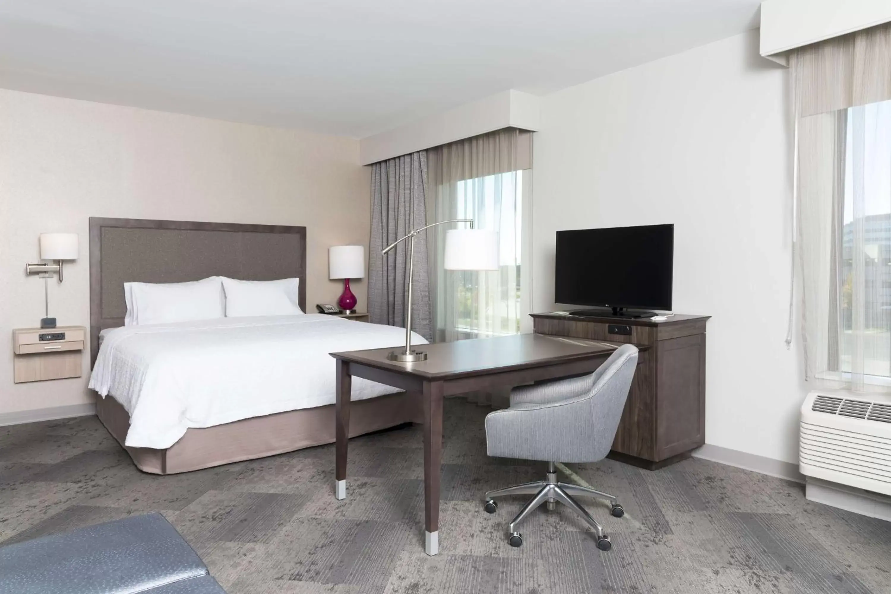 Bedroom, TV/Entertainment Center in Hampton Inn & Suites by Hilton Chicago Schaumburg IL