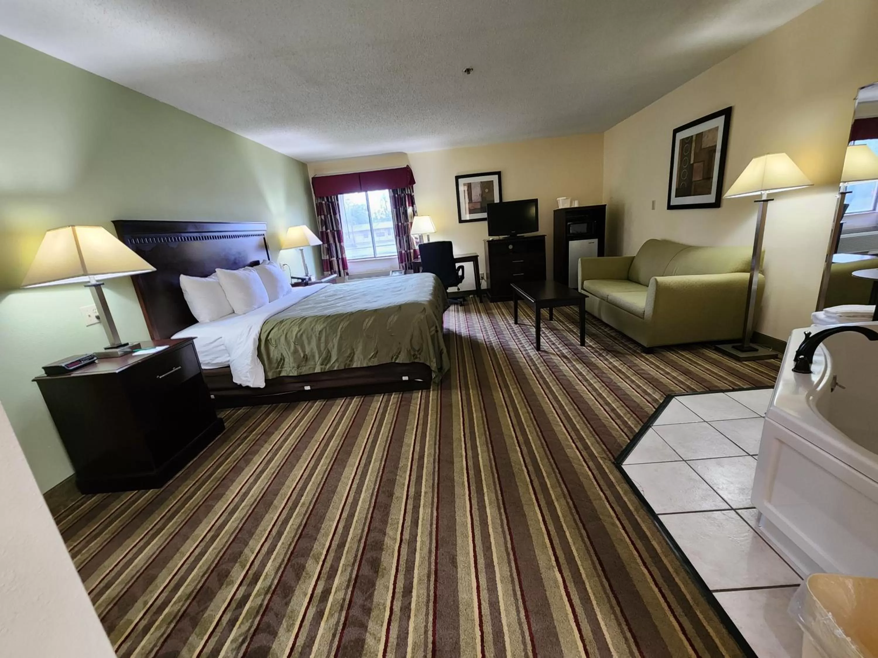 Bed in Quality Inn Wheelersburg