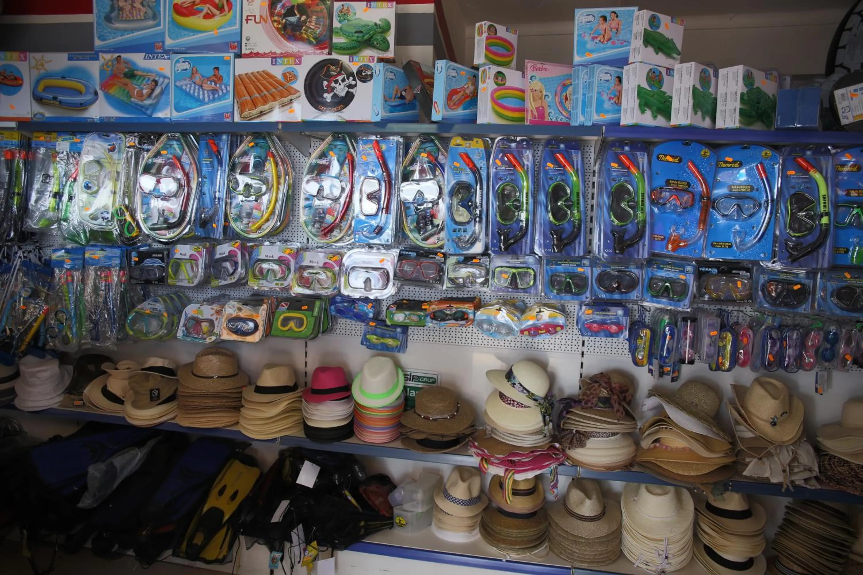 On-site shops in Canyelles Platja